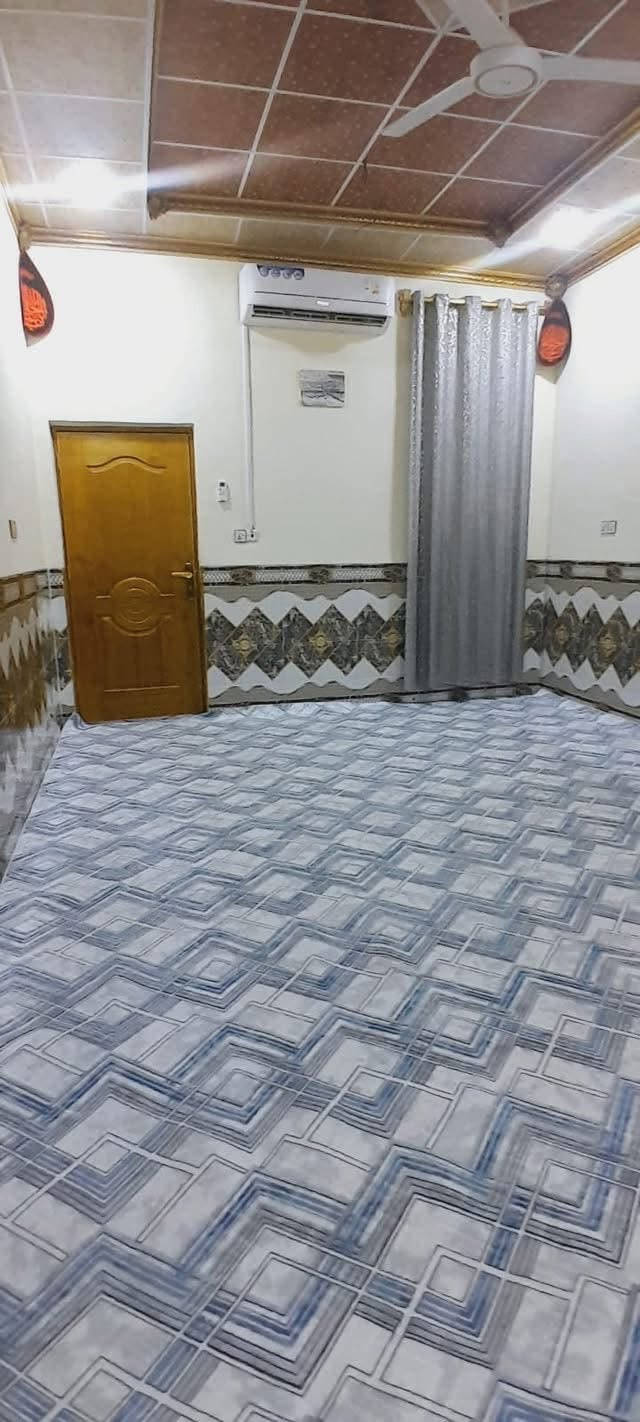 بيت للبيع أو مراوس بناء كونكريت المساحة 150متر واجهة 10والنزال 15   حديث سنة البناء 2022 موقع البيت الخشابة قريب دائرة المنشأت خامس بيت عن الشارع العام  يتكون البيت من غرفيتن وصالة وتهويات 2 وحمام داخلي وخارجي ومطبخ وبراني الطابق الثاني صالة وحمام زائد غرفتين وصالات للشبابيك للأستفسار  مراسلة بيع او مراوس معه الفرق التواصل وي الرقم ***********
