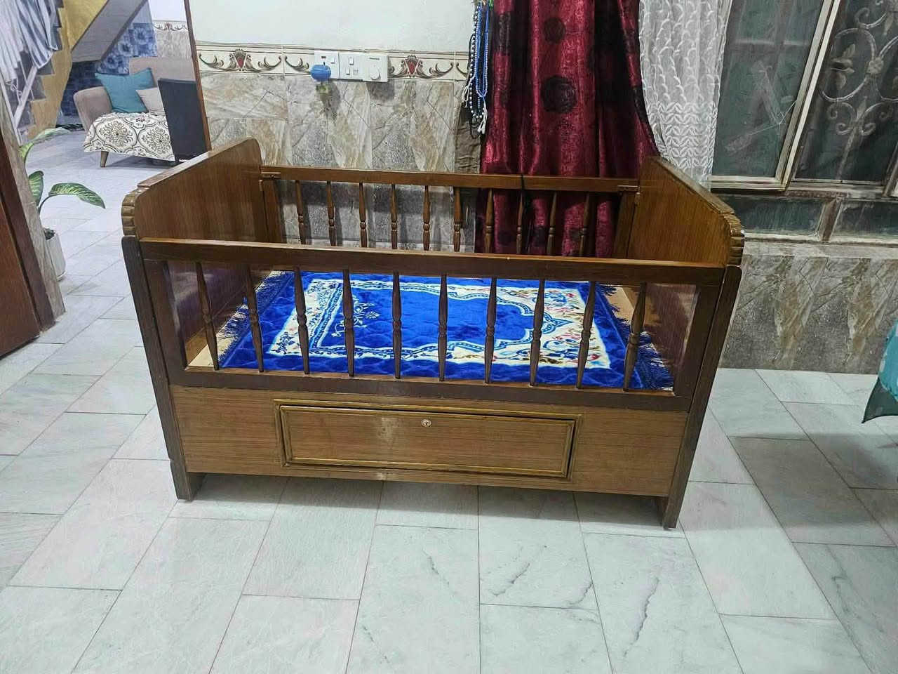 تخم سبع نفرات مستعمل للبيع مع سرير اطفال صاج عراقي 
عنوان بابل
