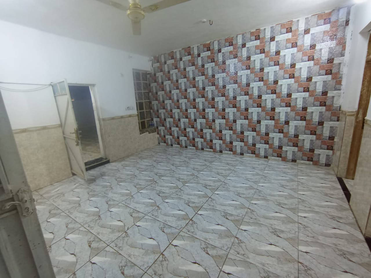 مشتمل للايجار طابق اول درج خارجي معزول غرفتين وصاله وحمام ومطبخ وسطح سيراميك الزراعة شارع 60مقابل محطة وقود الرماح ايجارها 250هاتف ***********
