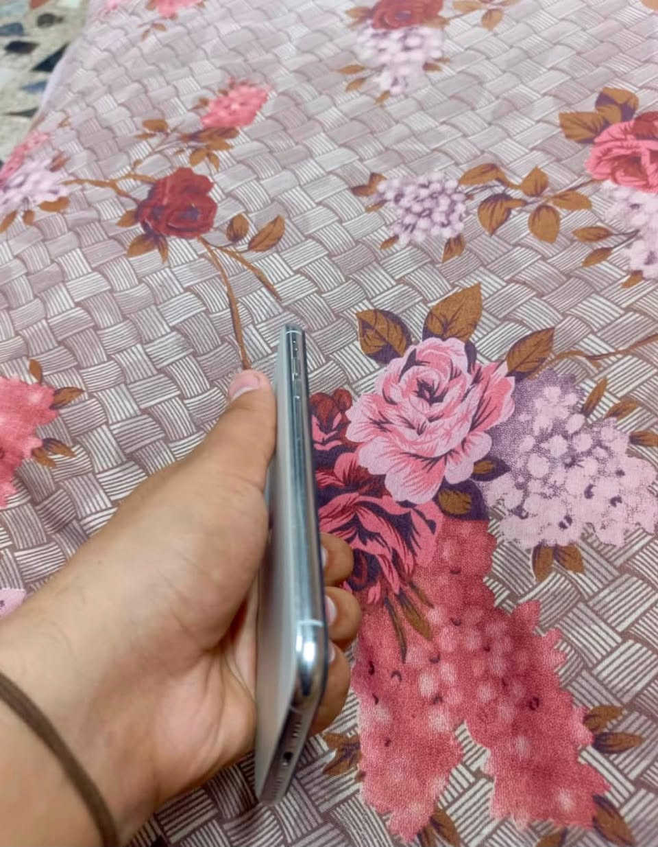 ايفون 11 برو ماكس جهاز بلادي
ذاكره 256 بطاريه 74 صرف طبيعي

270 نهايته 

بغداد حي اور ***********
