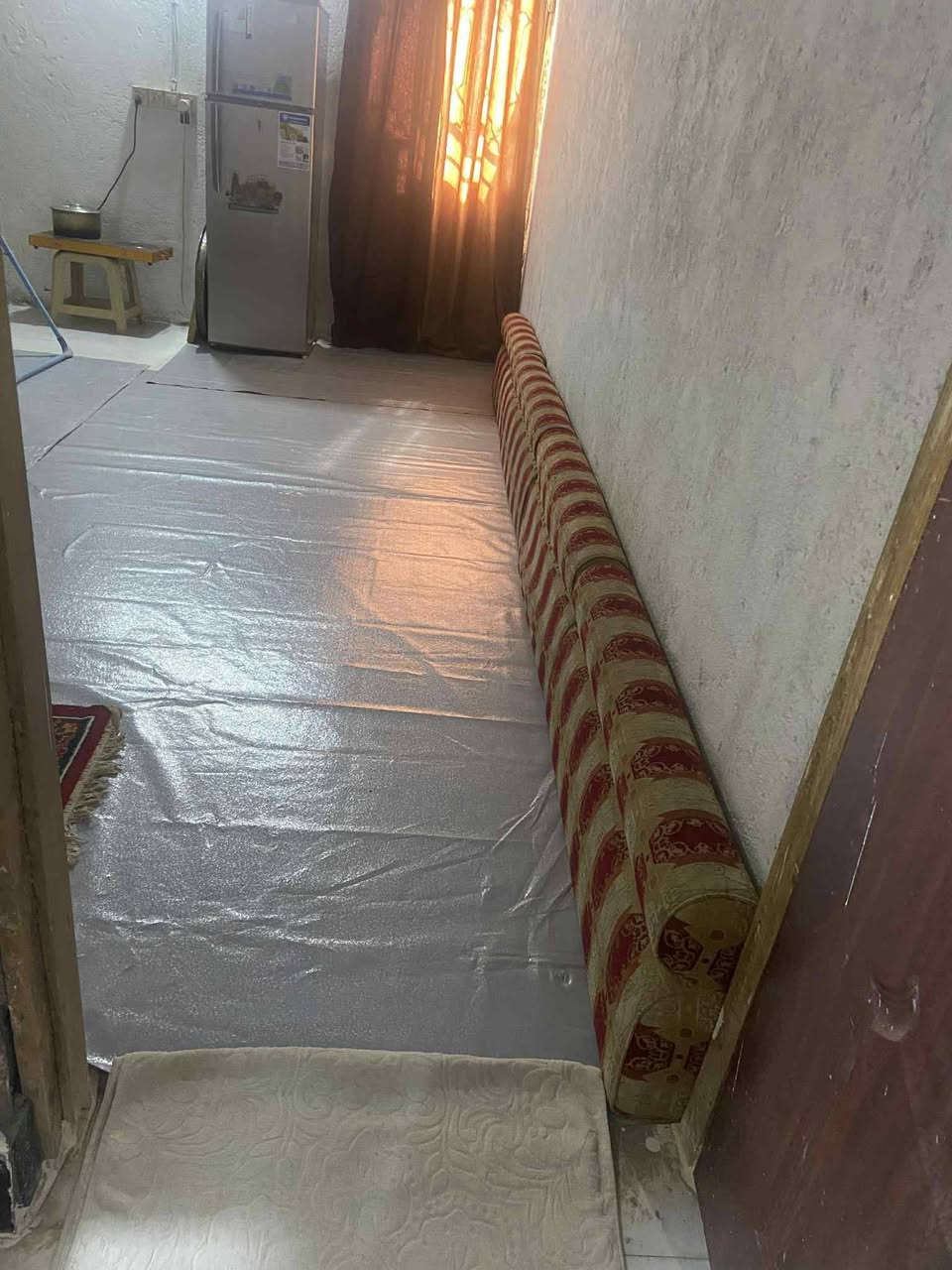 دار للبيع الساحة ١٠٠ متر
عنوانه البراكية نهاية شارع المعمل يحتوي على (غرفة+صاله+مطبخ +حمام داخلي+تواليت خارجي ) +(اسقبال واصل للسقف ) اساس البيت صب كونكرت مسلح والبناء بلوك درجة اولى والسقف عكادة شيلمان ثقيل ارضيه سيراميك .جاهز ماء كهرباء مجاري داخل البيت علما  البناء حديث وخدمات كامله كهرباء وماي وتبليط لباب البيت واصل علماًالبيت على من تبليط 
السعر 17 مليون وبي مجال للاستفسار ***********
