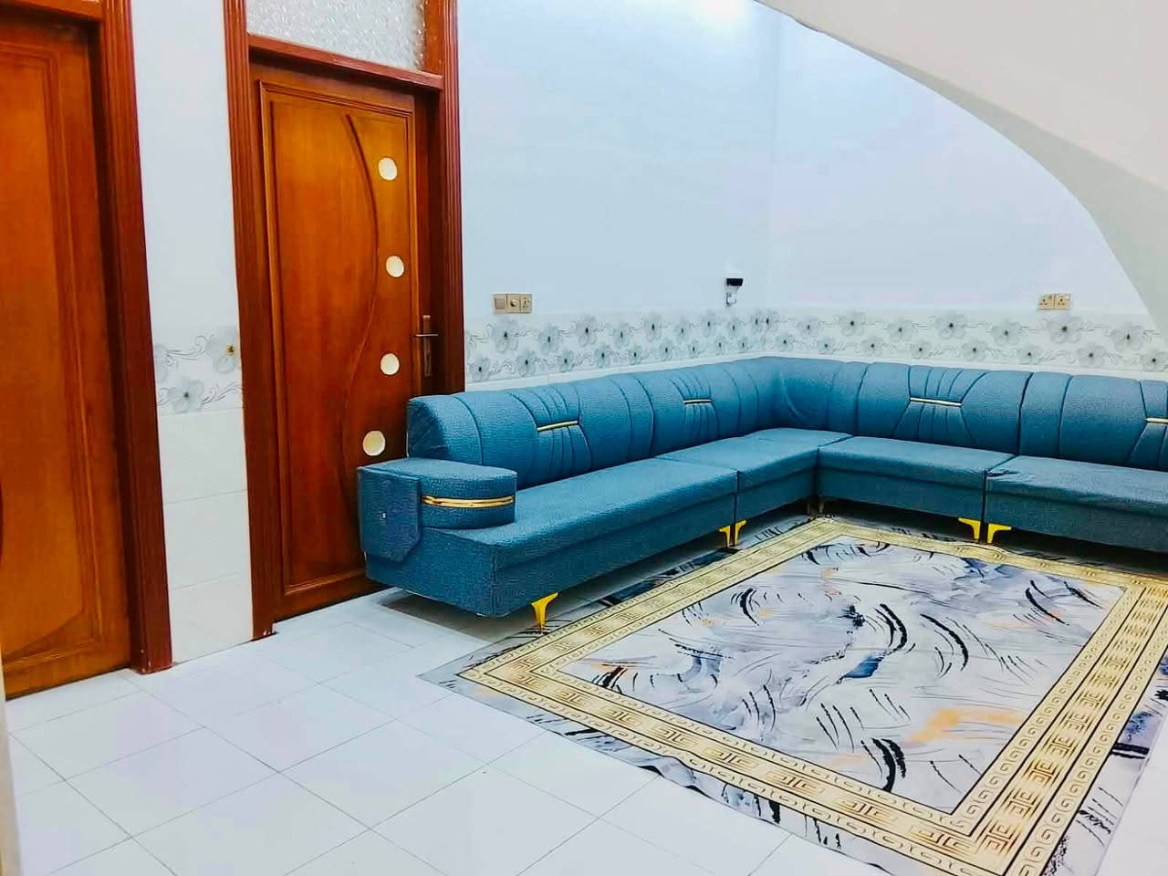 🏡 دار موقع مميز وبسعر مناسب وبناء حديث
📍 الموقع: حلة حي الرضا الثانية 
طابو زراعي سند 25
✅ طابقين.
📐 المساحة بالسند: 135 م².
📐 المساحة واقع الحال: 200 م².
🛏️ 3 غرف نوم (غرفة في الطابق الأرضي وغرفتان في الطابق العلوي).
🛋️ هول استقبال.
🍽️ مطبخ.
🚿 3 حمامات.
🚗 كراج.
🪜 درج دور 
بيت ركن عرض الشارع ١٤ متر 
السعر ١٢٥ فقط مع الاثاث للاستفسار ***********
