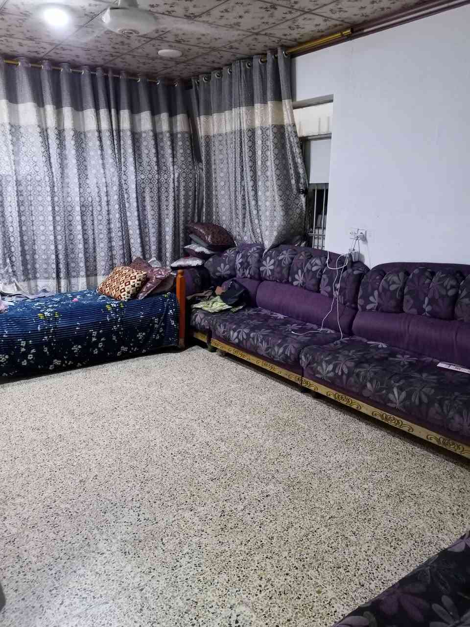 يعلن مكتب ابو سيف للعقار
دار للبيع في حي الانتصار قريب عل شارع مساحه الدار 220 متر سعر مناسب جدا 
يتكون الدار من غرفتين نوم وهو الاستقبال مشتملات 
يبعد عن شارع العام 100 متر  مقابل الدار حديقه
لاي استفسار على الارقام التاليه 
***********
***********
