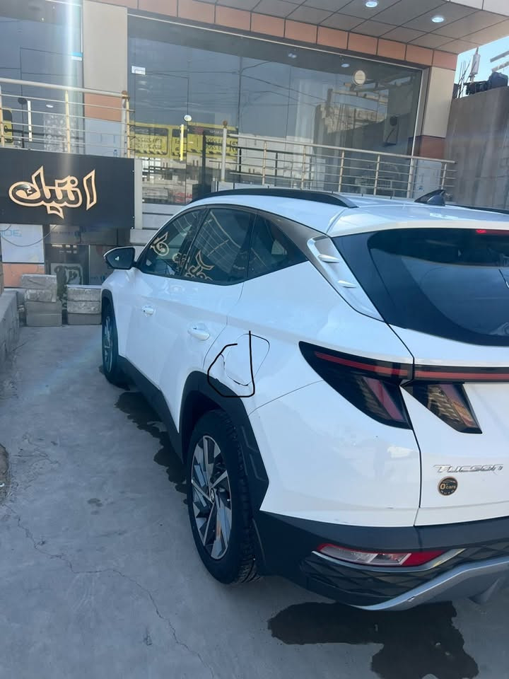 بيبييع مستعجل السعررر 180 قفللل
مكان السيارة الموصل 
🚗 للبيع سيارة هيونداي توسان خليجي موديل 2021

(الجيل الجديد كلياً)!  
السيارة كلين ماعدا بغصة بسيطة
فول مواصفات عدا البانوراما 
الموديل: 2021 (الشكل الجديد)
 اللون: أبيض (كما موضح بالصور)
 المسافة المقطوعة (الممشى): 150,000 كم
 المقاعد (الكشنات): جلد بلاد (بحالة ممتازة ونظيفة)
 تحكم المقاعد: كشن كهربائي
 الإضاءة: إضاءة LED أمامية وخلفية ممتازة
 المرايا: مرايا شفط (طي كهربائي)
 الحساسات: حساسات مساعدة للركن والاصطفاف
 العجلات: جنوط ألمنيوم أصلية
 الحالة العامة: السيارة نظيفة جداً ومكفولة، محرك وگير شرط  بحالة ممتازة.
***********
