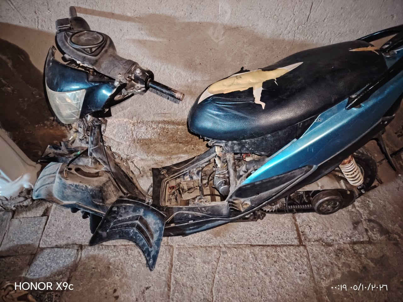 سلام عليكم يولد ابيع تفصيخ شتريت موجود شاصي مكينة كفرات سبايدر كشن هوة والحاضنة بلاد كلجات قايش سكان دبلات ماشة بك لايت تانكي بلاد نضيف ماصدة هية وكلوبهة شخاطة سلف عقل بلادي دشلي سرعة بلادي فج  بلادي كابريتر بلادي ويل خلفي بلادي واقية مالت قبق هندر كفر امامي

نص مكتوب في الصور:
- HONOR X9c ۰۰:۱۹ ۰۵/۱۰/۲۰۲۶
- HONOR X9c
- ٠٠:٣٠ ٠٥/١٠/٢٠٢٦
- ٠٠:١٨ ٠٥/١٠/٢٠٢٦
- ۰۰:۲۰ ۰۵/۱۰/۲۰۲۶