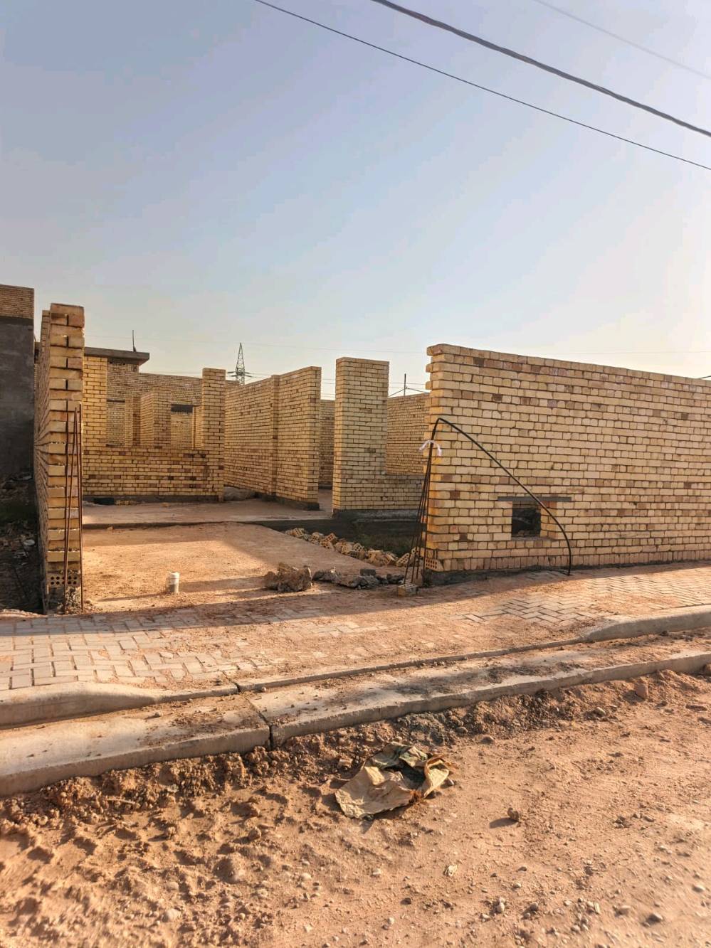 السلام عليكم بيت هيكل للبيع مساحه الارض 300 متر 
خدمات ماء كهرباء مجاري رصيف مقرنص باقي تبليط 
بناء عالي مصبوب رفت ناقصه سقف.. سند طابو زراعي 
مدارس قريبه قريب على الشارع العام بوابة مجمع طيبة سكني
عنوان منطقه حي البتول قبل الجسر الفرنسي بنهاية الرئاسه
السعرمناسب تواصل رقمي *********** شراي اني بخدمته