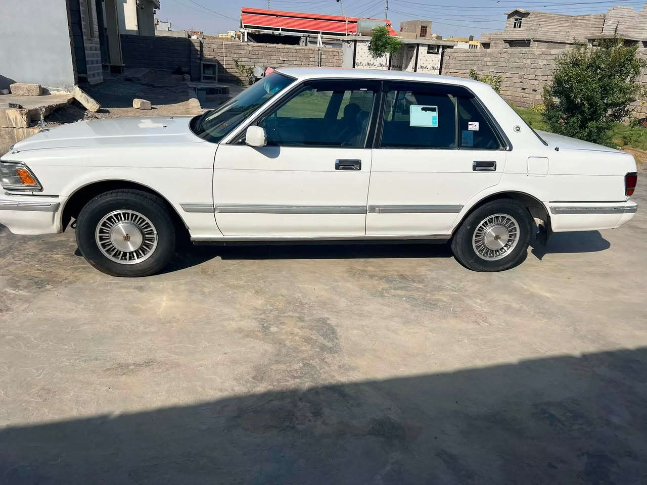 السلام عليكم سيارة سيدان موديل 1990 للبيع -🚗
المواصفات والتفاصيل:
 الرقم والسنوية: رقم بغداد دولي (شرعي بشركاط)، والسنوية جديدة.
 المحرك والكير: كير ومحرك "بطة 2500" مشدود جديد (شرط الفحص).
 الهيكل والحدادية: كصة صدر جديدة، وتخم تاير جديد بالكامل (شرط).
 الداخلية والتبريد: الغرفة الداخلية جديدة، والتبريد ثلج شغال 100%.
 الصبغ والضرر: السيارة بيها صبغ حزام (للجمالية فقط)، ( بدون أي ضرر نهائياً ).
 المكان: الشرقاط.
السعر: 60 ورقة، وبيها مجال بسيط للشراي.
📞 للتواصل والاستفسار:
 ***********
 ***********

