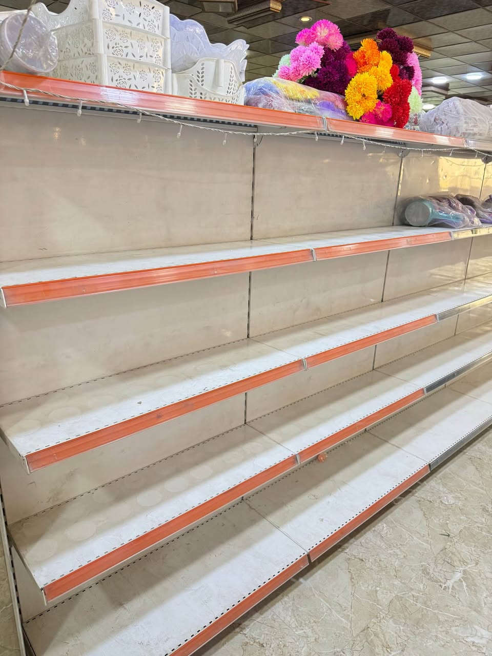 السلام عليكم 
رفوف محل للبيع ، الرفوف نظيفة كلش واخو الجديدة .
متوفر رفوف وسطية وروف حائط 
للاستفسار الاتصال على الرقم ‭***********‬ 
او مراسلة واتسأب Singapore
