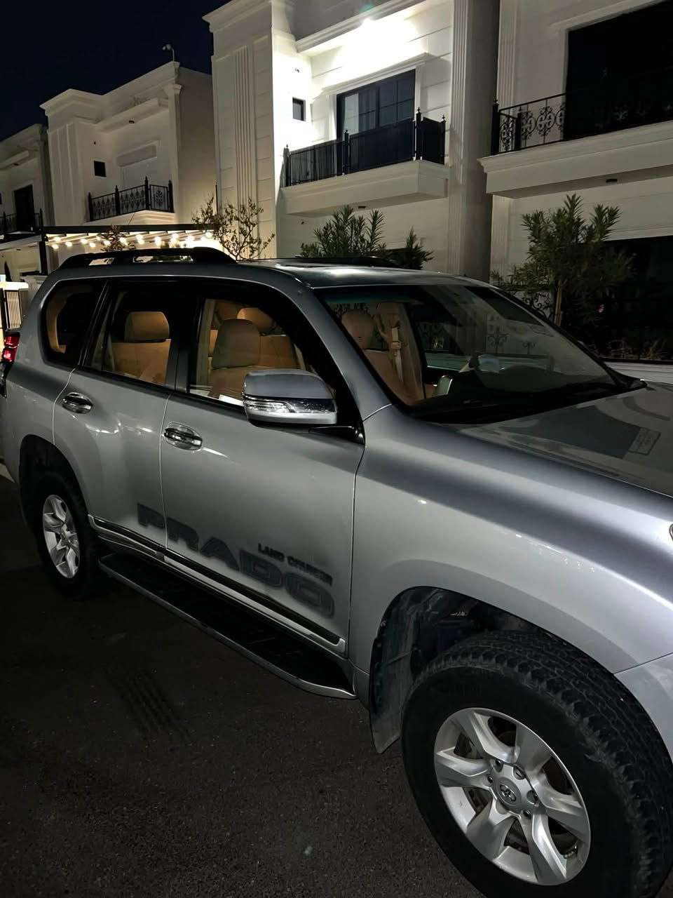🚘 للبيع تويوتا برادو VX فل كامل – موديل 2013
🔹 الموديل: 2013
🔹 الفئة: VX فل كامل
🔹 المحرك: 6 سلندر
🔹 اللون: رصاصي
🔹 الممشى: 315,000 كم
🔹 الحالة: بدون صبغ وبدون دعم

أبرز المواصفات:
✅ دفع رباعي دائم (4WD)
✅ داخلية قماش وكالة
✅ فتحة سقف
✅ مقعد السائق مساج
✅ نظام تشغيل بصمة
✅ كاميرا خلفية
✅ حساسات أمامية وخلفية
✅ شاشة مع نظام صوتي مميز
✅ تحكم بالدركسون مع مثبت سرعة
✅ جنوط ألمنيوم وكالة
✅ ثلاجة وسطية
✅ إنارة LED وكالة داخلي
✅ مرايا كهربائية مع طي أوتوماتيكي

السيارة نظيفة جداً، استخدام شخصي، جاهزة للفحص بأي مكان، ولا تحتاج أي مصروف.

📞 للاستفسار: ***********
📍 الموقع: أربيل
💵 السعر: 26,500
