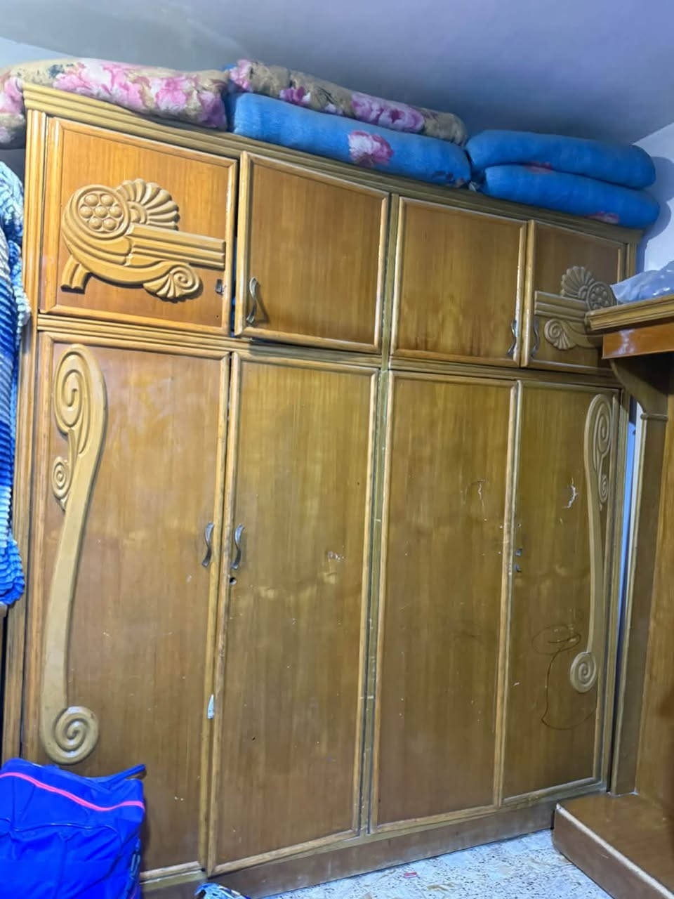 غرفه أخشاب كامل ملحقاتها وياها كنتور خاناتين وياه بوفيه كلهن للبيع لسعر ٣٠٠ بيهن مجال مكان بغداد بلديات استفسار على رقم ***********
