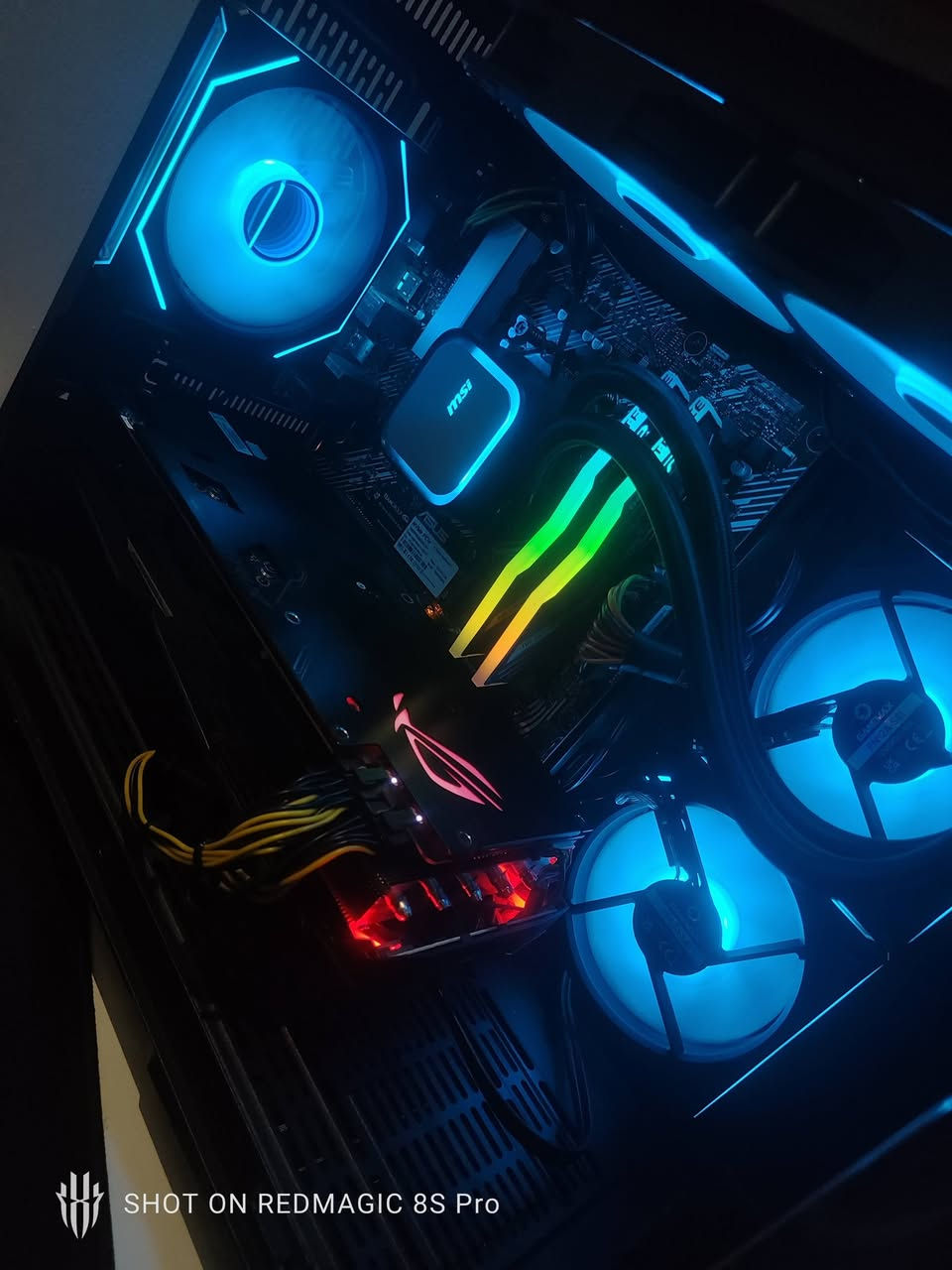 السلام عليكم
اليوم عدنا تحفة للبيع 
الموصفات: r5 5500
مذبورد asus b450
رامات16G ddr4 t.forse
كرت شاشةRX5700XT ROG strix 
hhd1T
ssd256 m.2 team group
Power Supply 550W aego
مبرد مائي240msi
كيس بي3مراوح تحكم هاب من خلال زر الكيس
الحاسبة مناقصها اي شي

*ملاحضة بسيطة الكارت بي منفذ واحد عطلان الي هو الhdmi
والباقي3منافذdsسليم
*ما وياها اي ملحق*
السعر:850قفل بدون عمولة 
مكاني: بغداد السيدية 
متوفر توصيل لجميع محافضات العراق
اللاستفسار:*********** راسلني واتساب
او ادخلي خاص ماسنجر
