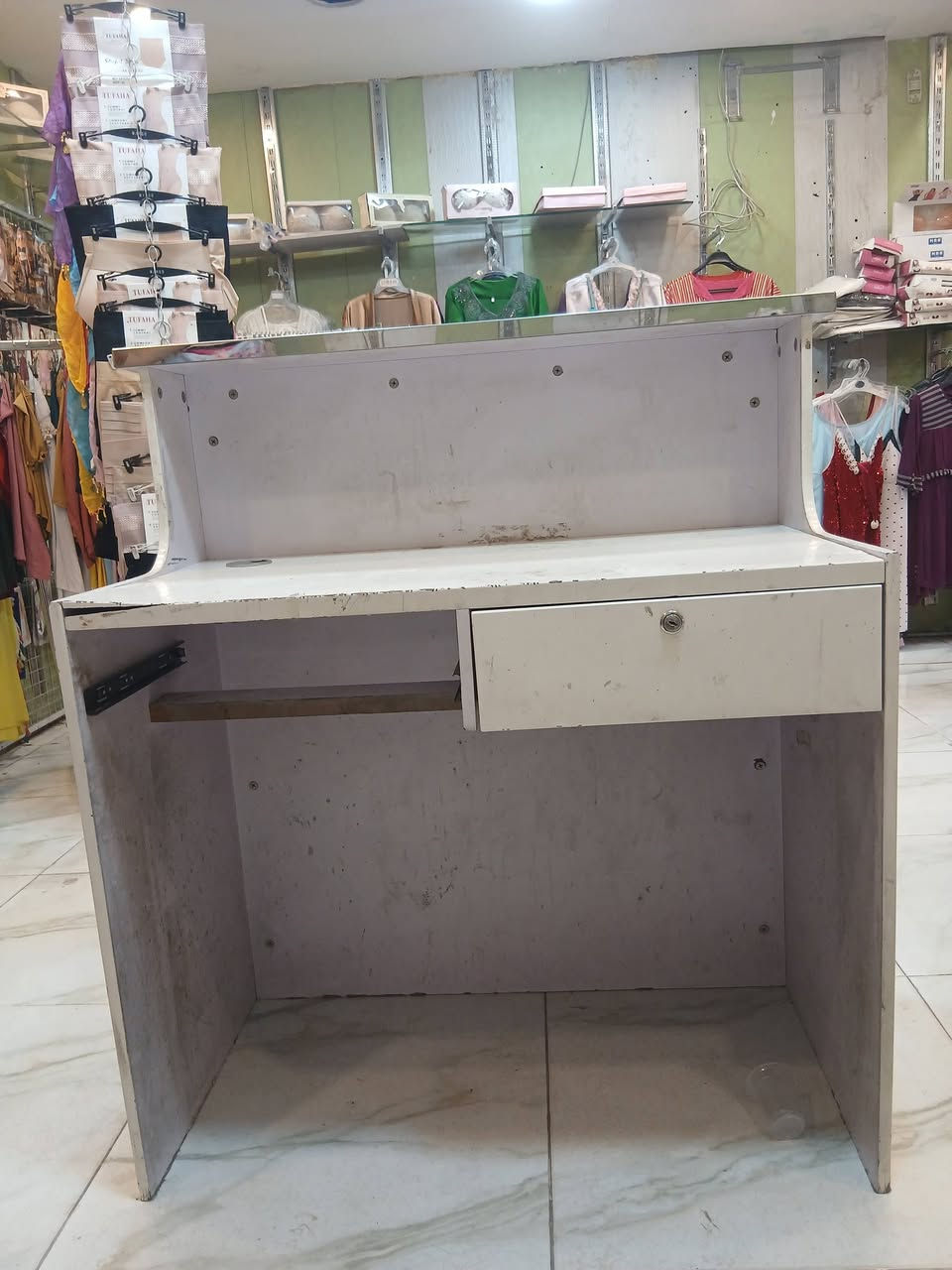 ميز للبيع العنوان بغداد الاستفسار على هذا الرقم ***********
