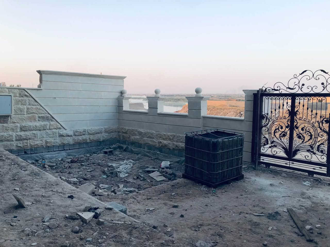 لا توجد تفاصيل

نص مكتوب في الصور:
- السلام عليكم للبيع بيت في القادسيه حي الجامعه مساحه ٢٤٠ متر وجه ١٢ في ٢٠ متر ركن ماء مجاري كهربائيات بورد كامرات لبخ حجر كل البيت داخل وخارج عمل رقم واحد مراحل البناء من الارض ونت صاعد موثقه بصور دقيقه عمل مال جناي عمل هندسي رباط داخل وخارج مود كلها درجه اولى ارض البيت شرط بجر البيت مطل على نهر دجله الى يحب يتفرج على مراحل البناء يراسلني عل واتساب ادزله الفديو مال مراحل العمل للعلم البيت 5غرف نوم وستقبال وموزع داخلي كبير مطبخ حار وبارد 4مجاميع صحيه يرهم بيع يرهم مراوس حسب القناعه الاستفسار خاص او اتصل ***********