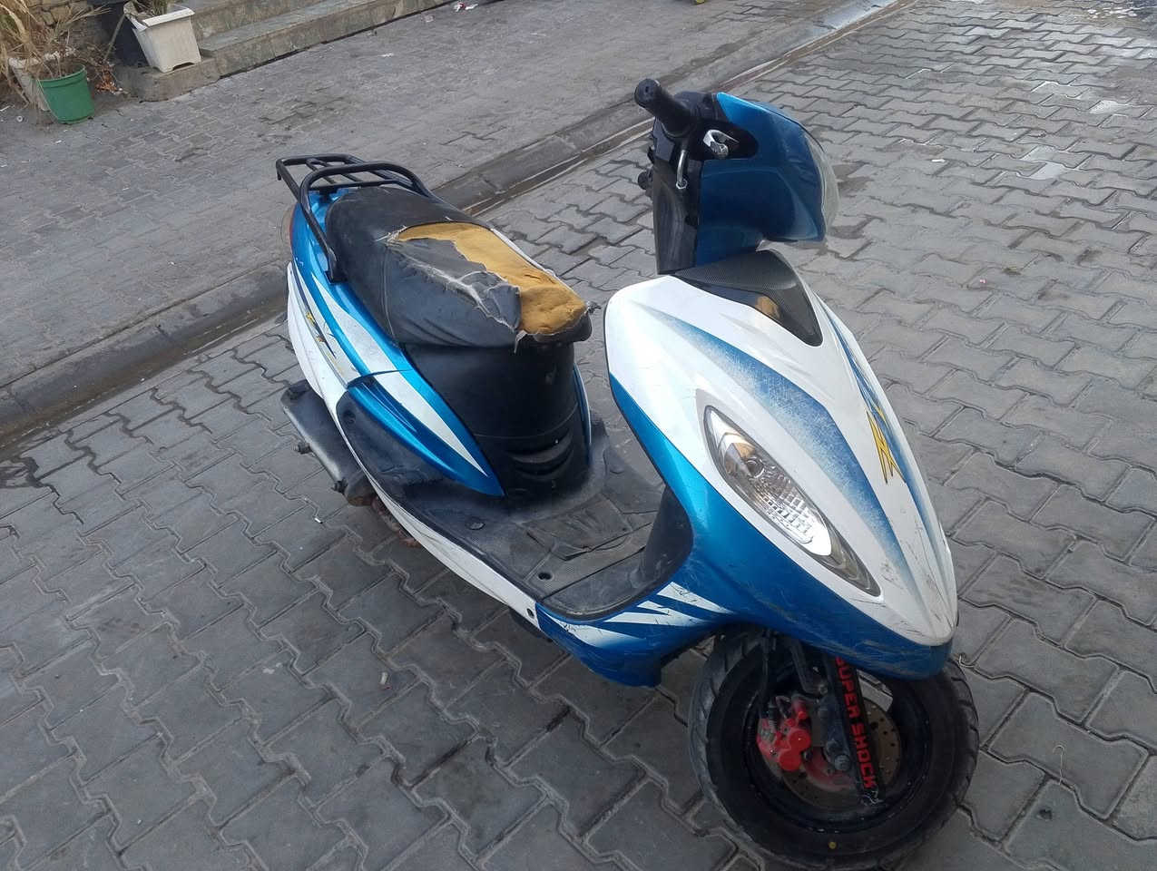 السلام عليكم 🌹 سعر 200
للبيع سيام كوري 
كهربائياتها كلها شغالة.
تنكر سلف بكل وقت.
كلها بلادية.
عداد السرعة شغال.
كيج البنزين شغال.
الدراجة بلاديه .
ملاحظة: بيها دخانه خفيفة، 
وأتوقع تحتاج تبديل لاستيك.
 المكان: بغداد – الحرية
📞 للتواصل: ***********
