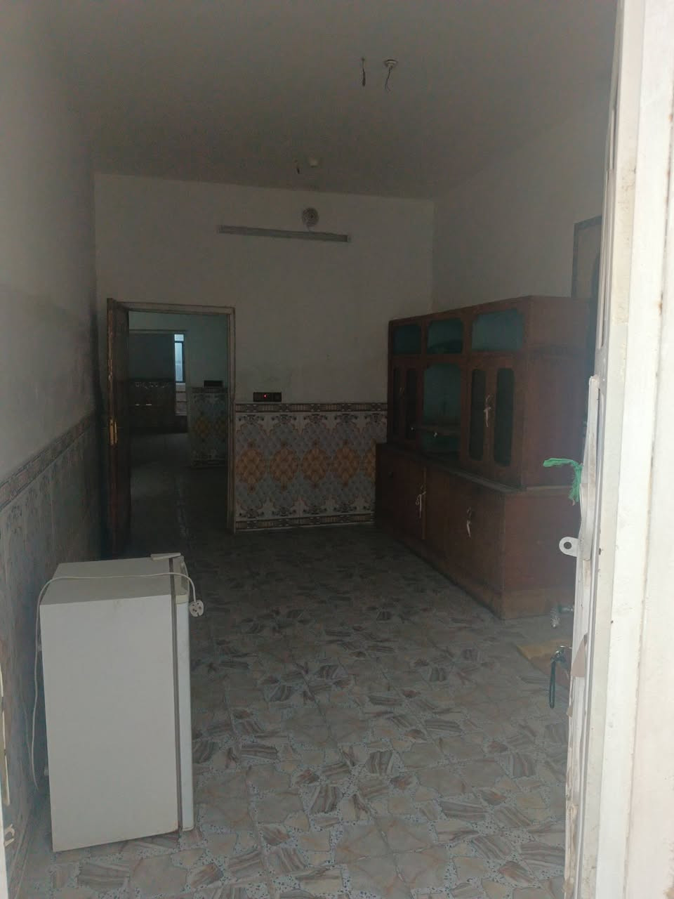 السلام عليكم مشتمل بسمي للبيع طابو صرف ١٢٠متر ٦*٢٠بناء ٢٠٢٢ طابق واحد غرفه نوم وحده صاله كلدور مطبخ صحيات داخليه وخارجيه العنوان حله شارع 80 حي العسكري وره مخبز مهند أو بظهر حسينيه مسلم بن عقيل السعر ب١١٠اتصل *********** ملاحظه فارغ البيت
