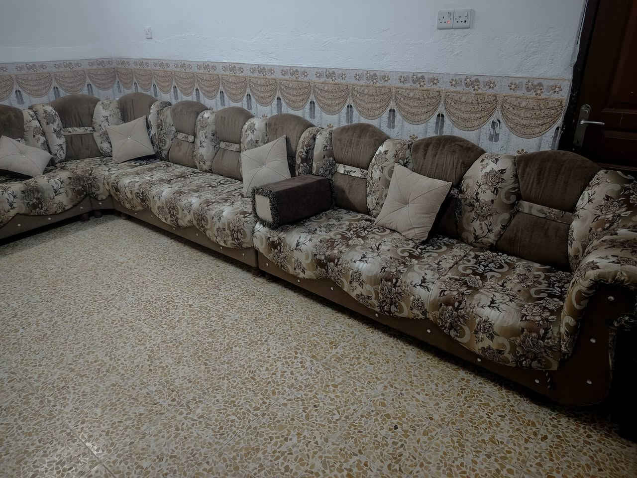 ديوان ١٤ مترللبيع خشب عراقي درجه أولى زاويتين السعر ٥٥٠ الاستفسار على الرقم *********** وكورك ***********
