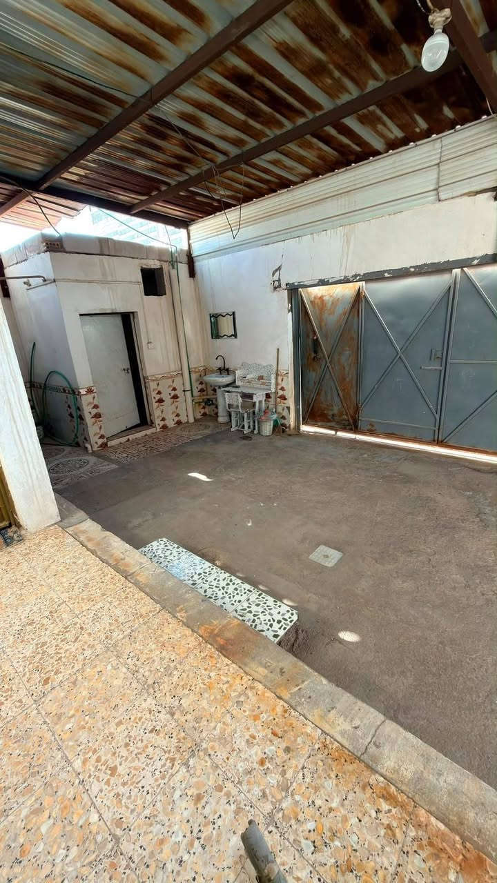للبيــع 🏡
بيت للبيع في البصرة - منطقة ابو صخير/ شارع الرايه

**التفاصيل:**

- المساحة: ١٥٠ م²

- البناء: طابق واحدً

- عدد الغرف: 2 +هول+صاله(ديوانيه) +حمامات داخليه وخارجيه+ منور خارجي

- طابو: زراعي

- الخدمات: ماء + كهرباء + مجاري

- الحالة: جاهز للسكن /

**السعر المطلوب: ٧٠ مليون دينار عراقي** قابل للتفاوض

للاستفسار :***********
