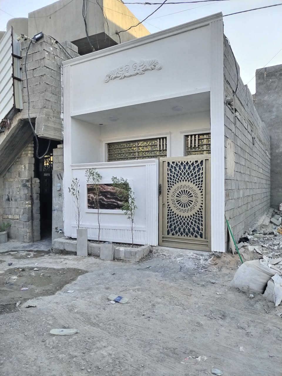 بيت للبيع مساحه (50) جنس الارض زراعي مناصفه. طابق واحد جديد بعد محد كاعد بي  مكان شارع جَمله ايوب. البيت كلش متعوب علي. بي دخوليه ممر متر بعرض البيت وصاله وحولي وبيتونه وحمام ومنور وغرفه نوم.. سعر 45 بي مجال كلش بسيط رقم ( *********** )
