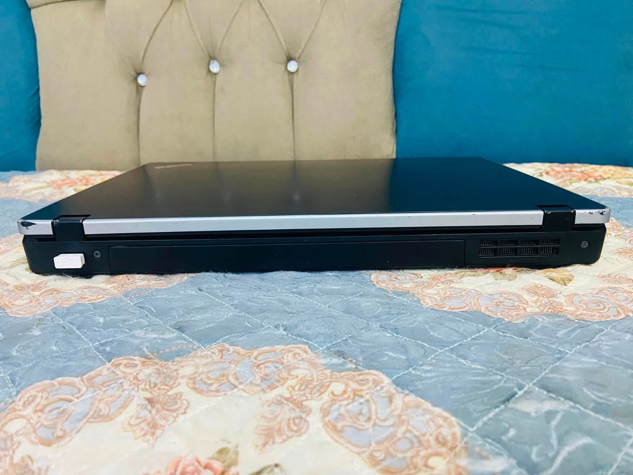 السلام عليكم حاسبه لينوفه جيل 2 معالج ci3 رام 4 هارد 512 وندوز 10 حاسبه حلوه ونضيفه ولله مستعجل على البيعه محتاج فلوسه  السعر 85 الف للتواصل ***********.
