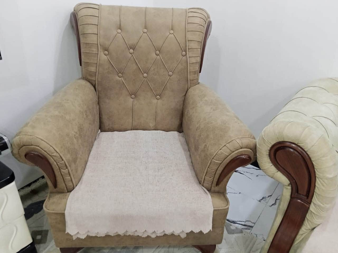 تخم مسخدم لكن نضافه كلش حلوه قطعتين كبار وثنين كراسي + ميز بلازمه للاستفسار الاتصال عل الرقم *********** العنوان كربلاء
