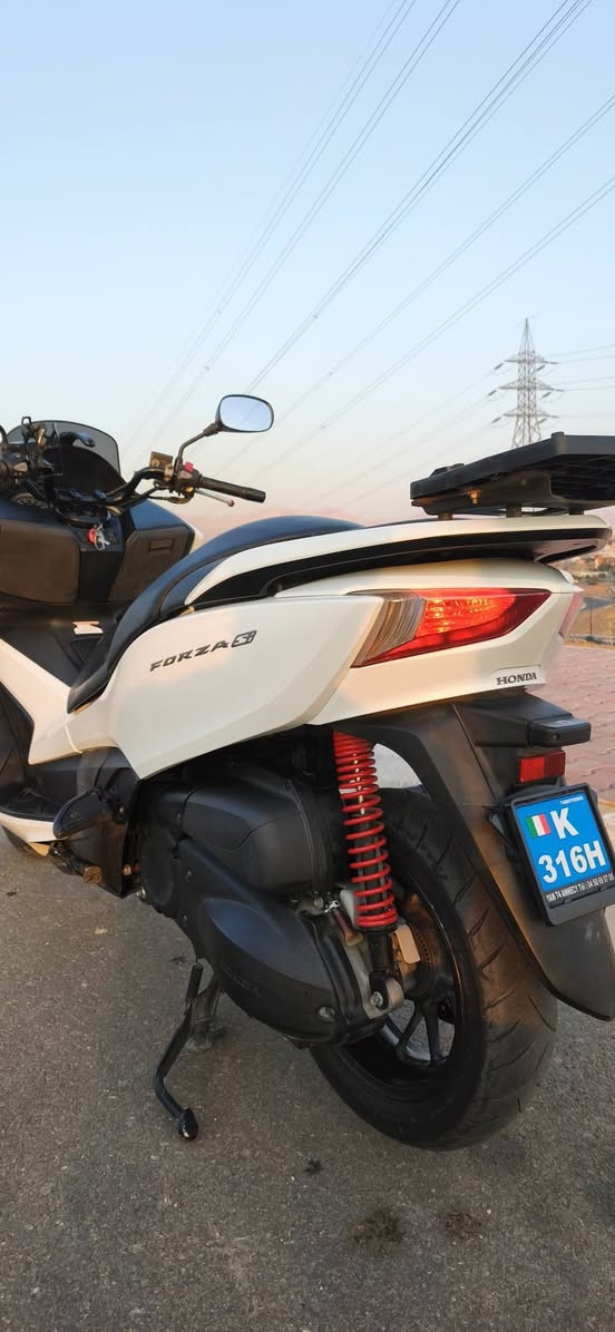 السلام علیکم.هاوڕێیان
honda forza 012
_ مۆدێل 2016
_ دژی خلیسکان ABS
_ مەکینەی 250cc
_ 92 هەزار ڕۆشتوە
_ تازە ڕۆنی مۆتۆڵی تێکراوە و فلتەریشی تازە گۆڕاوە،
_ بەنزینی موحەسەنی تێکراوە 
_ کڕیار بەس لێی ئەخوڕێت و 250 دینار مەسرەفی تێدا نیە
_ مەکینە و گێڕ و هەموگیانی بەشەرت
_ چەند شوختێکی کەمي تێدایە کەهەر دیاریش نیەو ناشرینی نەکردوە،

نمونەیە لەجوانیدا ماشاءللە

_ شوێن،سلێمانی
_واتساپ:***********
