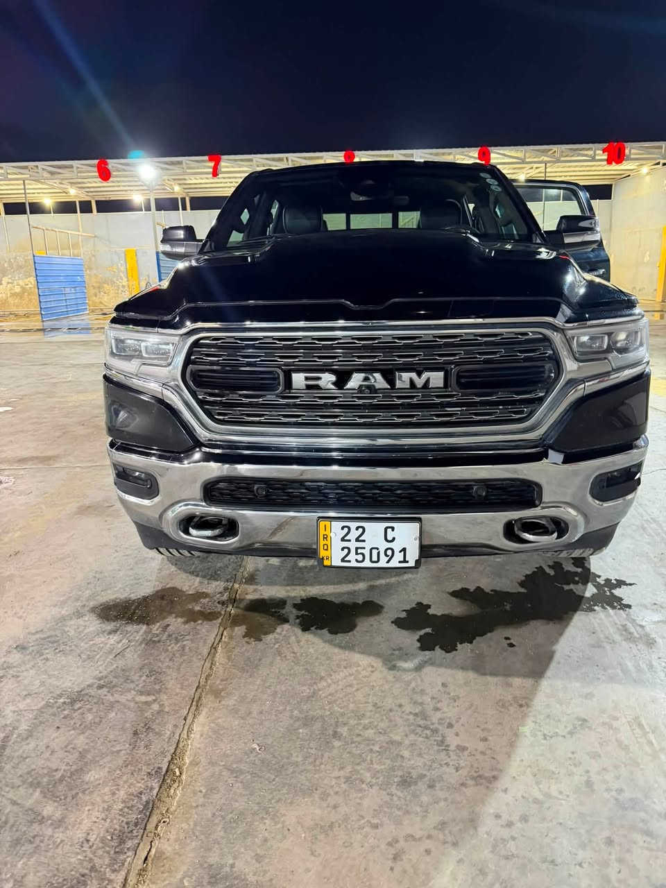 السلام عليكم
رام ليمتد 2021 
فول مواصفات عده الفتحه
تدفئه تبريد 4 مقاعد
8سلندر 5700
جكات
رادار خلفي امامي 
حساسات وكامرات 360 درجه 
نقطه عمياء 
مري شفط 
رام بوكس
فوريل 4 وضعيات
كشنات تحكم كهرباء 
دواسه البريك والبانزين كهرباء
وبعد هواي بيه مواصفات
السيااره داخله كفاله عامه 
ماشيه 96ميل
صار بيه طخه بل باب والجاملغ جه السايق تبدل البابن نفس اللون والجاملغ نصبغ 
السعر خاص 
الرقم ***********
