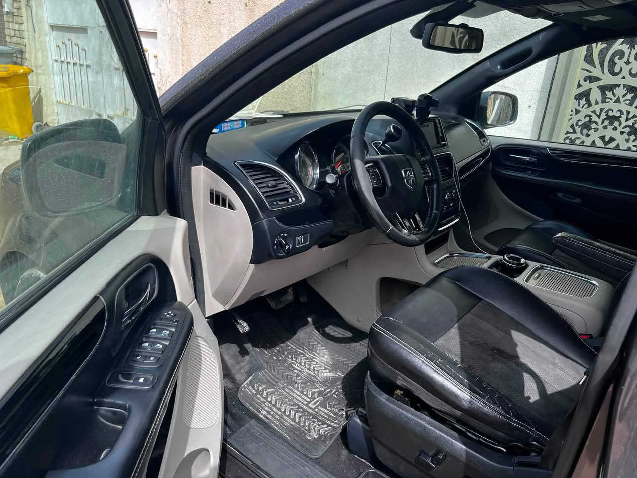 سلام عليكم دوج كرفان مديل 2019 فئه sxt
سياره بسمي سعر 165. رقم ***********
