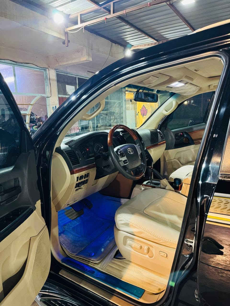 السلام عليكم اخوان
لاندكروز VXR موديل 2012 
محرك V8  5700
ماشية ١٦٦ كيلو
فتحة سقف ، كشن كهرباء ، مواصفاتها الباقية معروفة
بدون حادث بدون صبغ 
بيها شويه بارد بالجاملغ الامامي 
سنوية وهزة جديدة سويتها قبل اقل من شهر
مع كتاب تظليل من المرور ايظا جديد
بيها منظومة غاز ايطالية شديتها بالجديد
السيارة مابيها اي نقص واي تفاصيل اضافية تراسلني واتساب وتدلل
السعر ٣٢٥  
الرقم ***********
