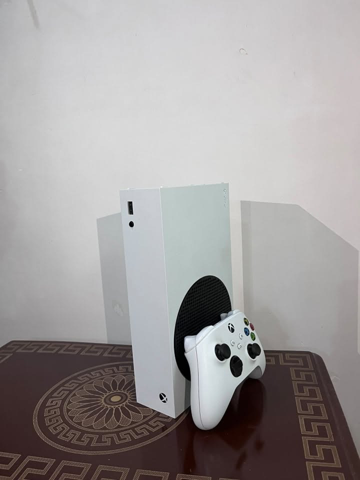 السلام عليكم ورحمة الله وبركاته.

جهاز Xbox Series S  ذاكرة (512) نسخة اوروبية 
مستخدم قليل.
ملحقاته: يده اصلية وحساب كيم باس شهر 
ومن ضمنه (لعبة فورزا 6 +فيفا 26 ) 

السعر 400،000
العنوان : الموصل_حي المصارف 
للتواصل واتساب *********** (مراسلة فقط بدون اتصال)
