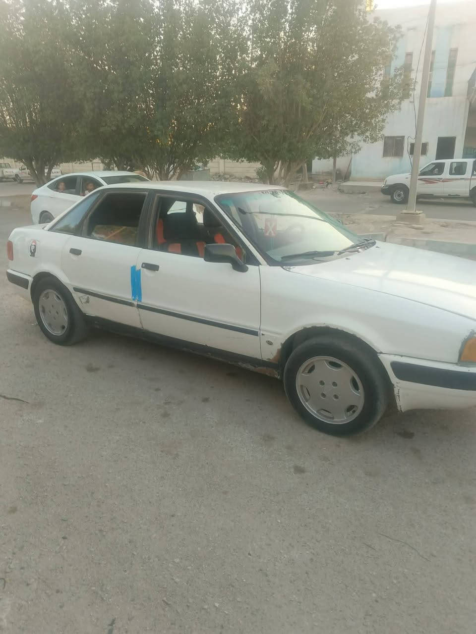 السلام عليكم اودي للبيع موديل ٩٣شرط مكينه وكير ومداور ثاني  يوم  سياره نضيفه شرط سعر ٢٠ قفل مستعجل ع للبيع للستفسار اتصل ***********
