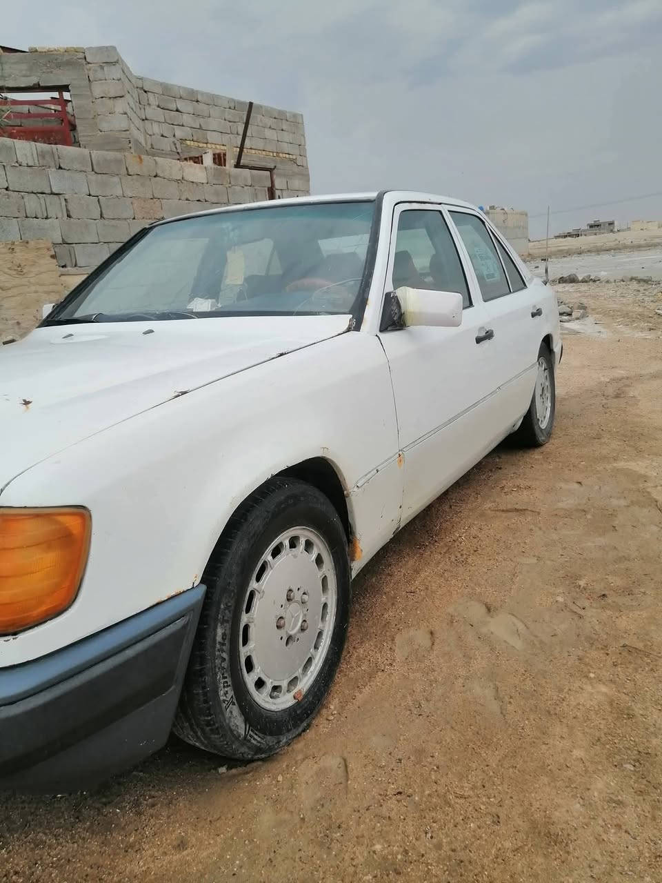 مارسدس للبيع  محرك 2500 محركها خير من الله وكيرها  جديد  السياره مصبوغه جماليه جاهزه من كلشي بيها تبريد شغال   موديل 89 سنويتها  منتهيه  2024 / 16/7/  السياره مال بيت ومامتعوبه السعر/ 46 / ورقه وبيها مجال  مامتواجد على النت للستفسار التواصل على الرقم***********
