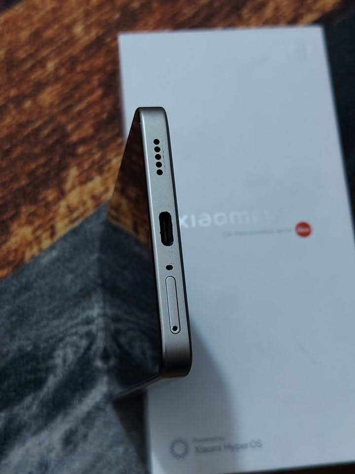 للبيع: Xiaomi 14T (شاومي 14 تي)
 النظافة: الجهاز بحالة ممتازة جداً (أخو الجديد)، 
 الملحقات: الجهاز كامل مكمل؛ بكارتونه مع جميع ملحقاته الأصلية بالكامل والشاحنة الأصلية السريعة 
 السعر: 450 ألف دينار (وبي مجال)
العنوان : النجف 

***********
