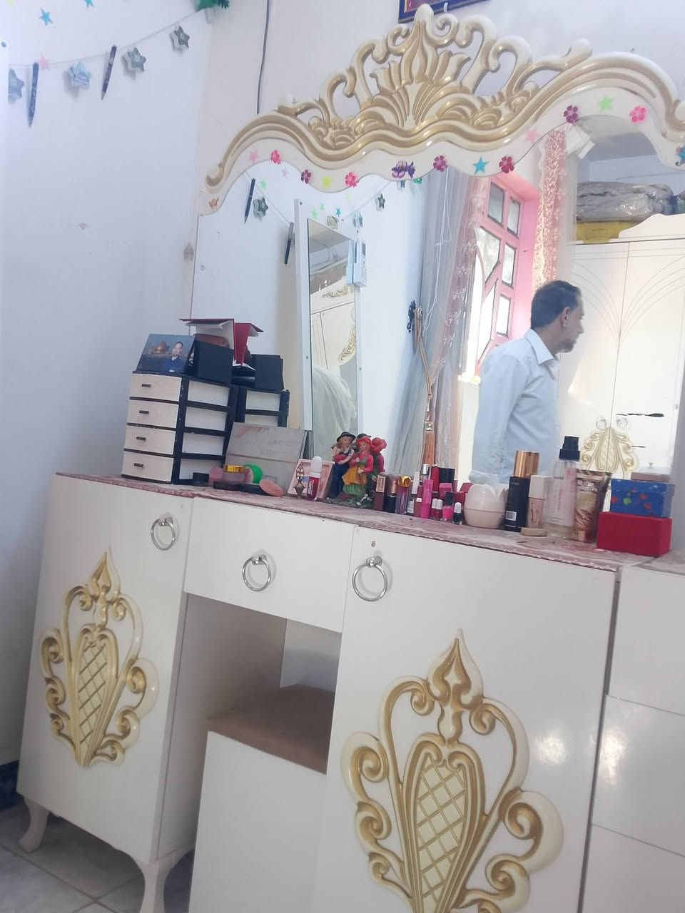 .

السلام عليكم عندي غرفت نوم تركي نضيف 
- العدد: 9 قطع (كنتور 6 باب + سرير + 2 كومدي + ميز مراية + جرار + مراية طويلة + كرسي)
- النوع: تركي
- الحالة: نظيفة 100% - استخدام قليل
- السعر: 650 الف وبيها مجال بسيط
- المكان: النجف الاشرف - الجديدة الرابعة
- التوصيل: على المشتري

للاستفسار: ***********
