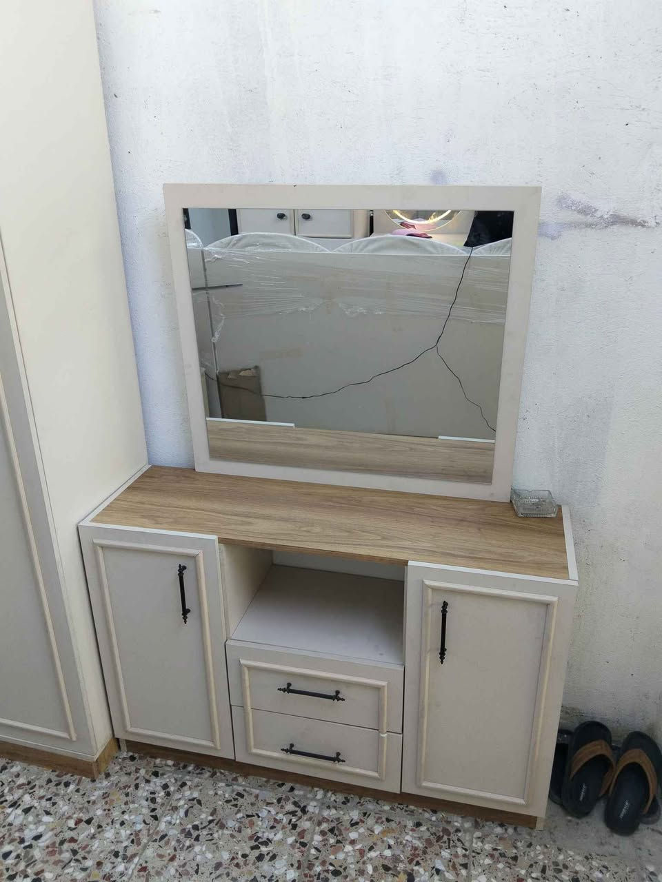 غرف نوم باسعار مناسبة ويوجد توصيل بغداد للاتصال *********** يوجد واتساب بغداد, العراق
