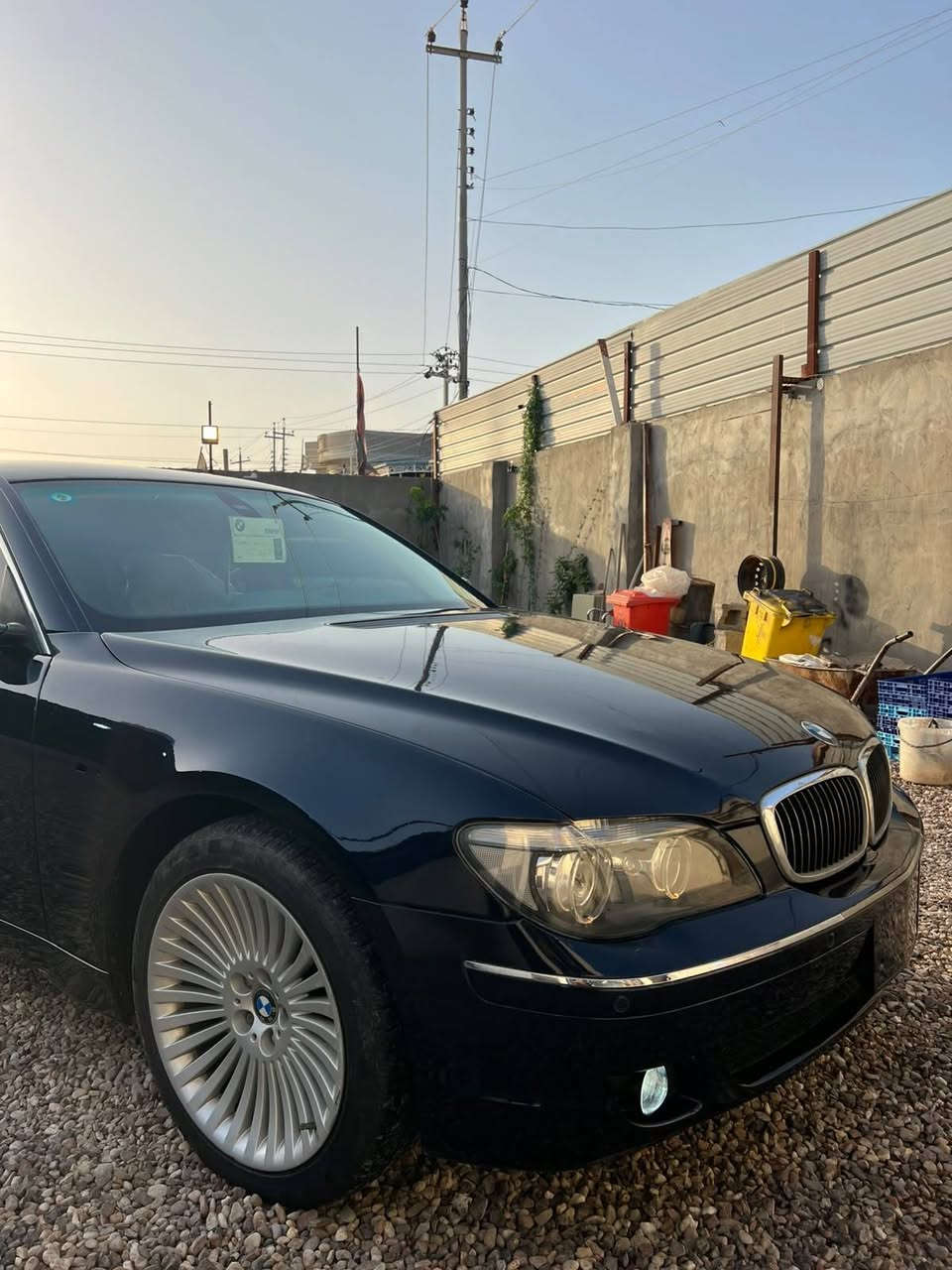 السلام عليكم
شباب اخوكم موضف وعدي هاي السيارتين اريد ابيع وحده  الباخره جانت واكفه ما مشتغله عله وضع الشركه شرط ريحة الشركه موجوده والخفاش 740 باب طويل باسمي سنويه جديده باب طويل جنطه شفط محدث 2000 جاهزه ونضيفه 
الشراي يتصل وبخدمته ***********
