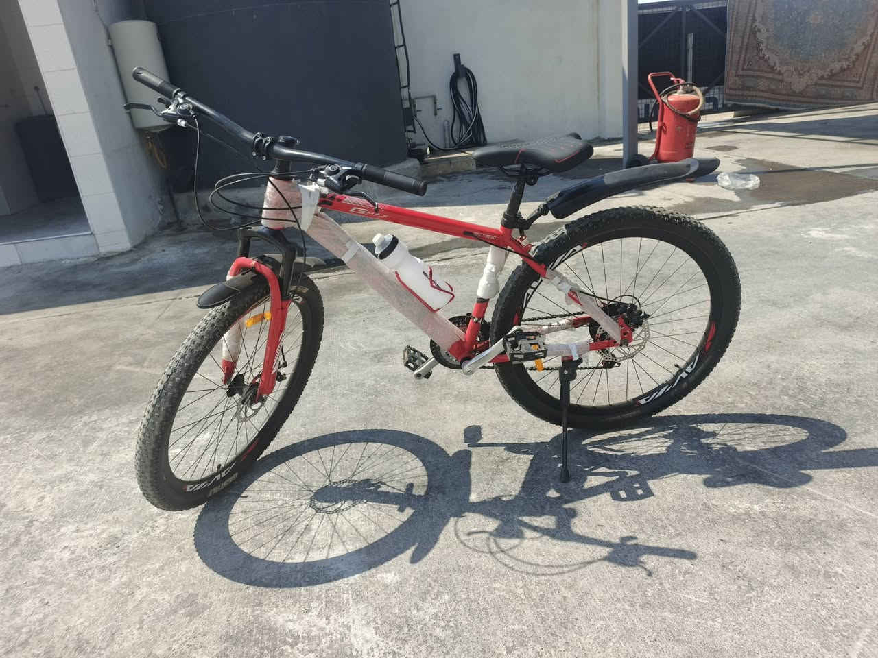 سلام عليكم بايسكل للبيع جديد مستخدم سبوعين تقريبآ
المواصفات: 
النوع: Mountain Bike (دراجة جبلية)
المقاس: 26 إنچ
السرعات: 21 سرعة (3 أمامي × 7 خلفي)
الفرامل: ديسك أمامي وخلفي
الشوكة: أمامية تعليق
السعر 200 ومجال للشراي 
تواصل ***********
