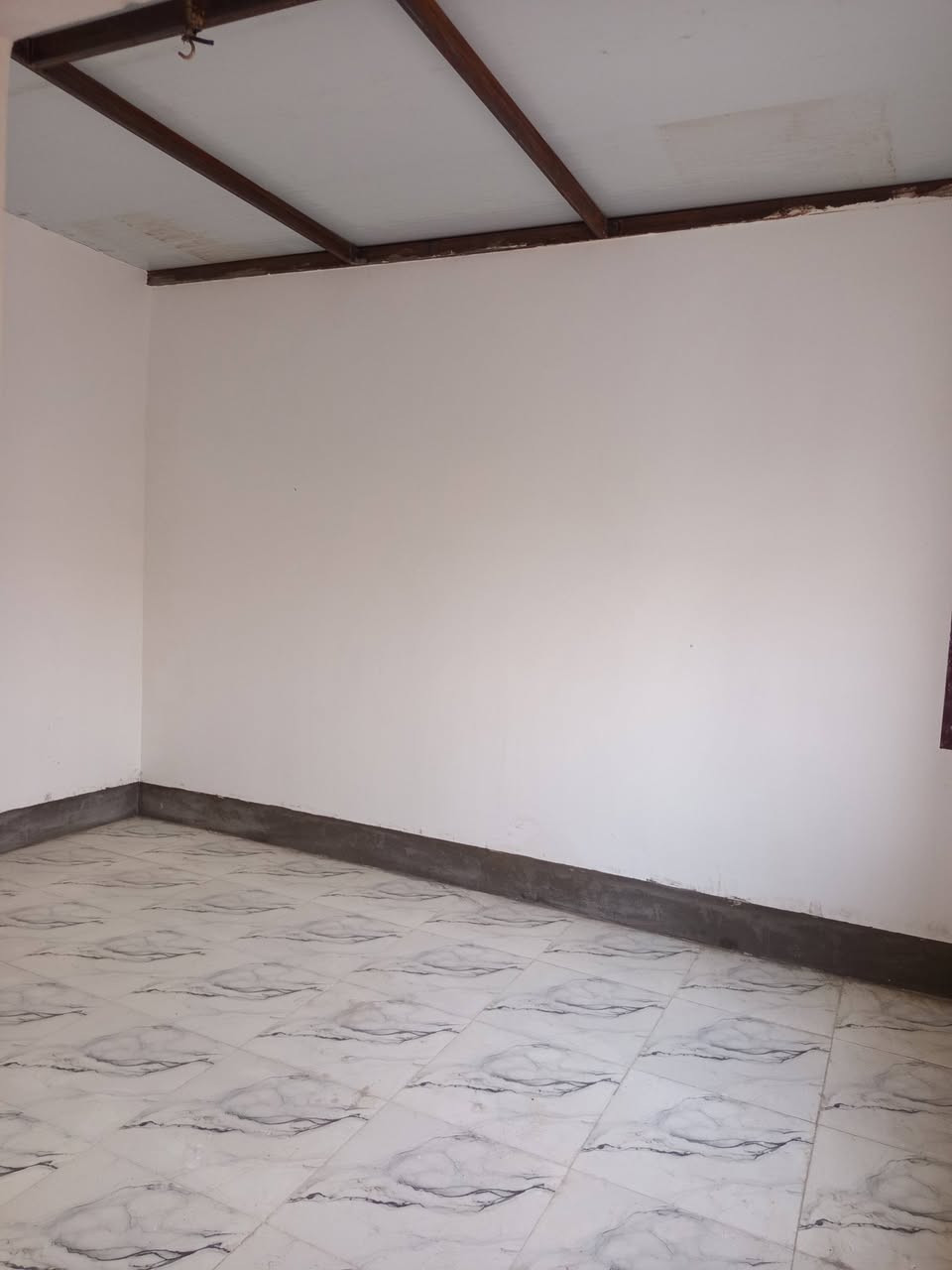 يوجد بيت طابو صرف مساحه 220ابو غرق حي سلام مطلوب الي مصرف العقاري 83  وتطلوعه 50مليون اتصل ***********  غرف نوم عدد 2  استقبال ومطبخ
