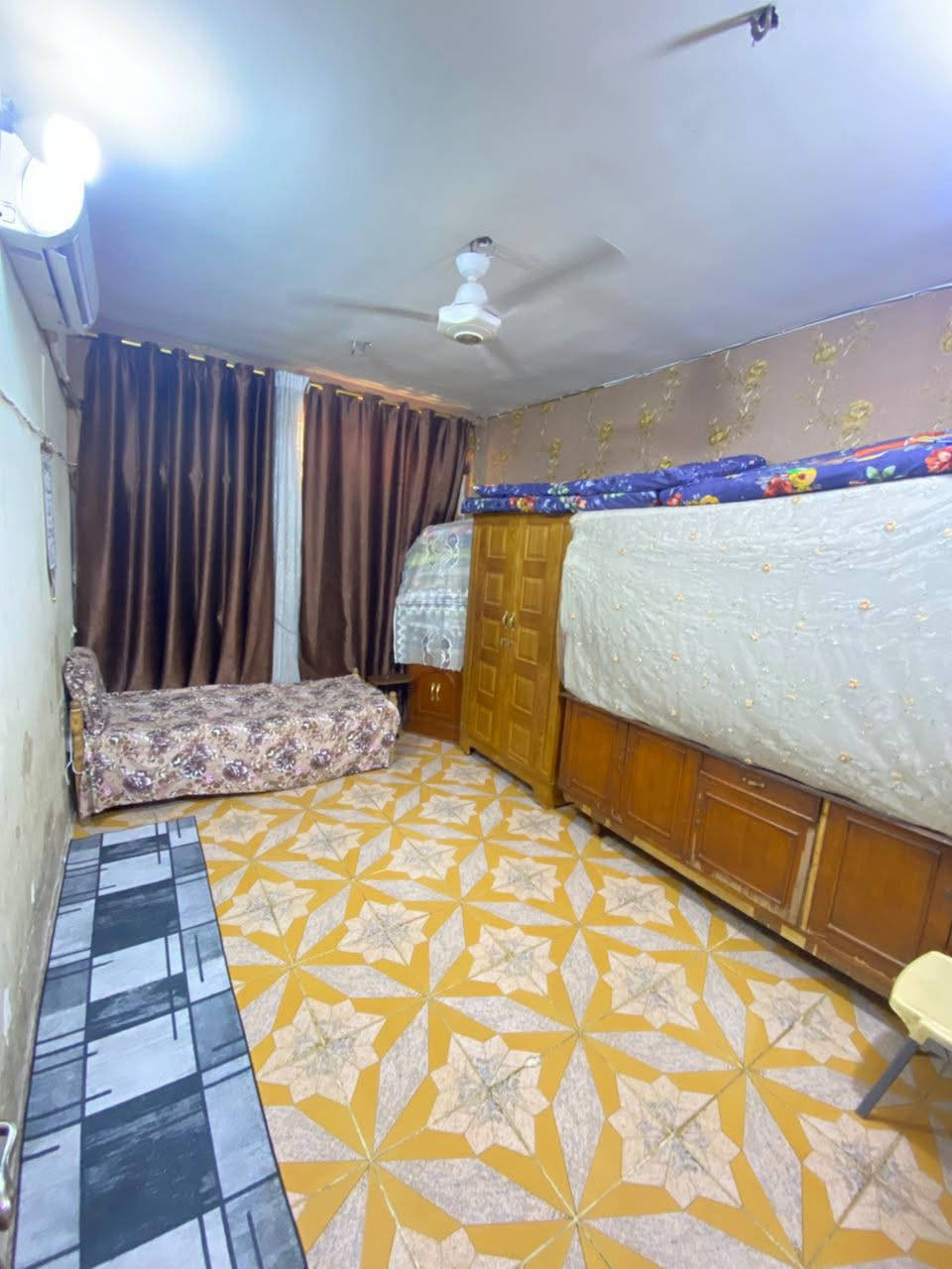 دار سكن للبيع مساحه 75متر طابق ونص 2 نوم صاله مطبخ صحيات مناور شارع الكهرباء قرب مدرسة زهور العراق اي استفسار تفضل *********** مكتب الزيدي للعقار
