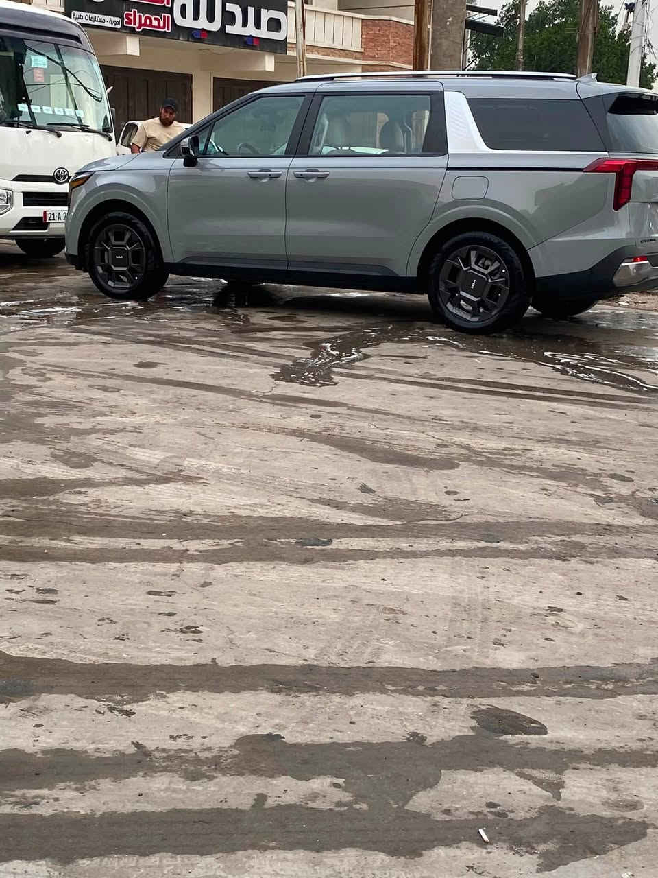 كرنفال موديل ٢٥ هايبرد بانزين فول الفو ل بس بدون فته وبدون ايرباك سياره حدثه فقط صندوك بدل وبقي سياره مكفوله من كلشي العنوان بغداد 
***********

