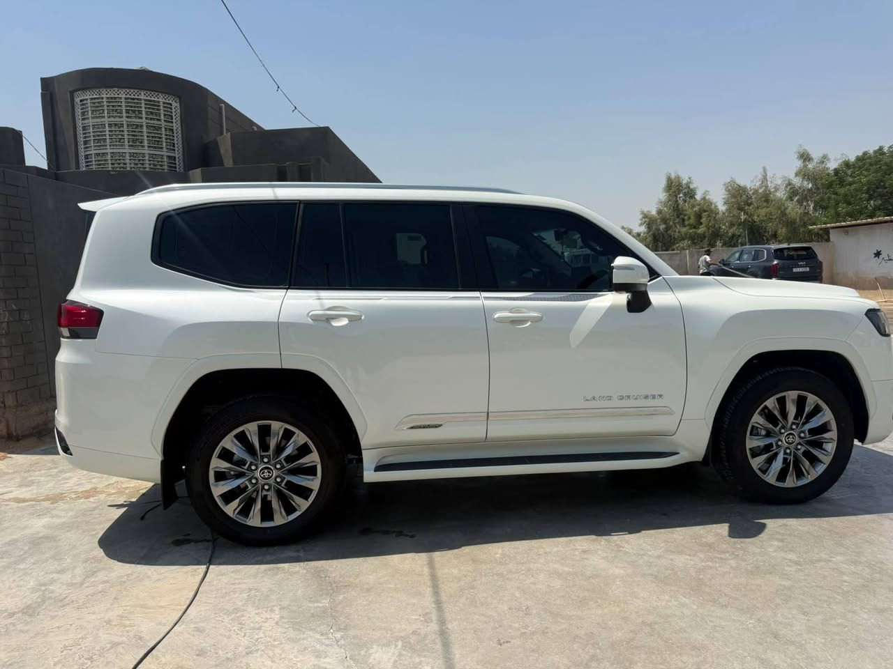 🔥 تويوتا لاندكروزر GXR 2025 توين تيربو ماشيه (5)الف بوضع الزيرو
Land Cruiser 300 GXR | 3.5 Twin Turbo

▫️ موديل 2025 مغلفه بي دي اف 

▫️ محرك V6 3.5L Twin Turbo

▫️ قوة 409 حصان 💪

▫️ عزم 650 نيوتن متر

▫️ قير أوتوماتيك 10 سرعات

▫️ دفع رباعي 4×4

▫️ 7 مقاعد

▫️ خزان وقود 110 لتر

▫️ شاشة وسطية كبيرة مع Apple CarPlay & Android Auto

▫️ عدادات رقمية

▫️ تشغيل بصمة / زر

▫️ كاميرات وحساسات

▫️ أنوار LED

▫️ مكيف أوتوماتيك

▫️ مقاعد جلد

▫️ تحكمات متعددة من المقود

▫️ جنوط ألمنيوم

▫️ لون أبيض لؤلؤي 🤍

🔥 قوة التوين تيربو… وفخامة اللاندكروزر… وسيارة للّي يعرف قيمة الـ GXR.

السعر 775 سعر الزيرو 840

***********

