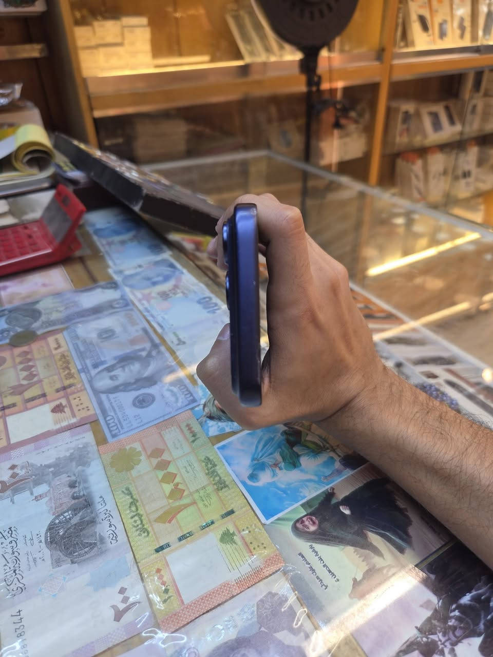 17 pro max 
512 
92 
za سيمكارت 
لون نيلي 
كامل ملحقاته 
مفعل بشهر ال10 
الجهاز بي سكراش بالشاشه 
سعره بسعر ال256 
1650 الف 
***********
