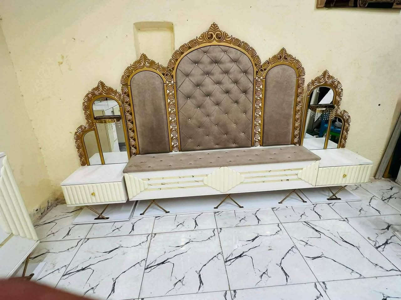 للحجز ***********غرفة تركيا موديل ملكي👑😍
مستخدمة نضافة %‎90💯
عدد القطع 9
نضام بيبان 
لون مميز 💖💖
شازلون مخزن 😍💖
سعرها 650🔥🔥
شد ونقل داخل بغداد مجانأ
يوجد توصيل محافظات بكروه 
تصعيد حسب الاتفاق
