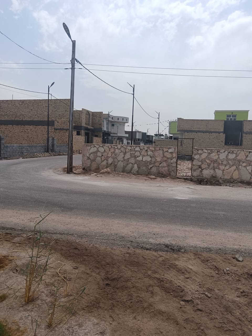 السلام عليكم ورحمه الله قطعه زراعي للبيع قرب حي الجامعه خلف محطه الكهرباء المساحه 280 متر مربع الواجهه 11  والنزال 25.5  القطعه ركن  مسيجه حجر محفوره ومغطاه بطبقه الجلمود مثل ماموضح بالصور شارع تبليط كهرباء ماء المداور من صاحب القطعه مباشر موبايل ***********
