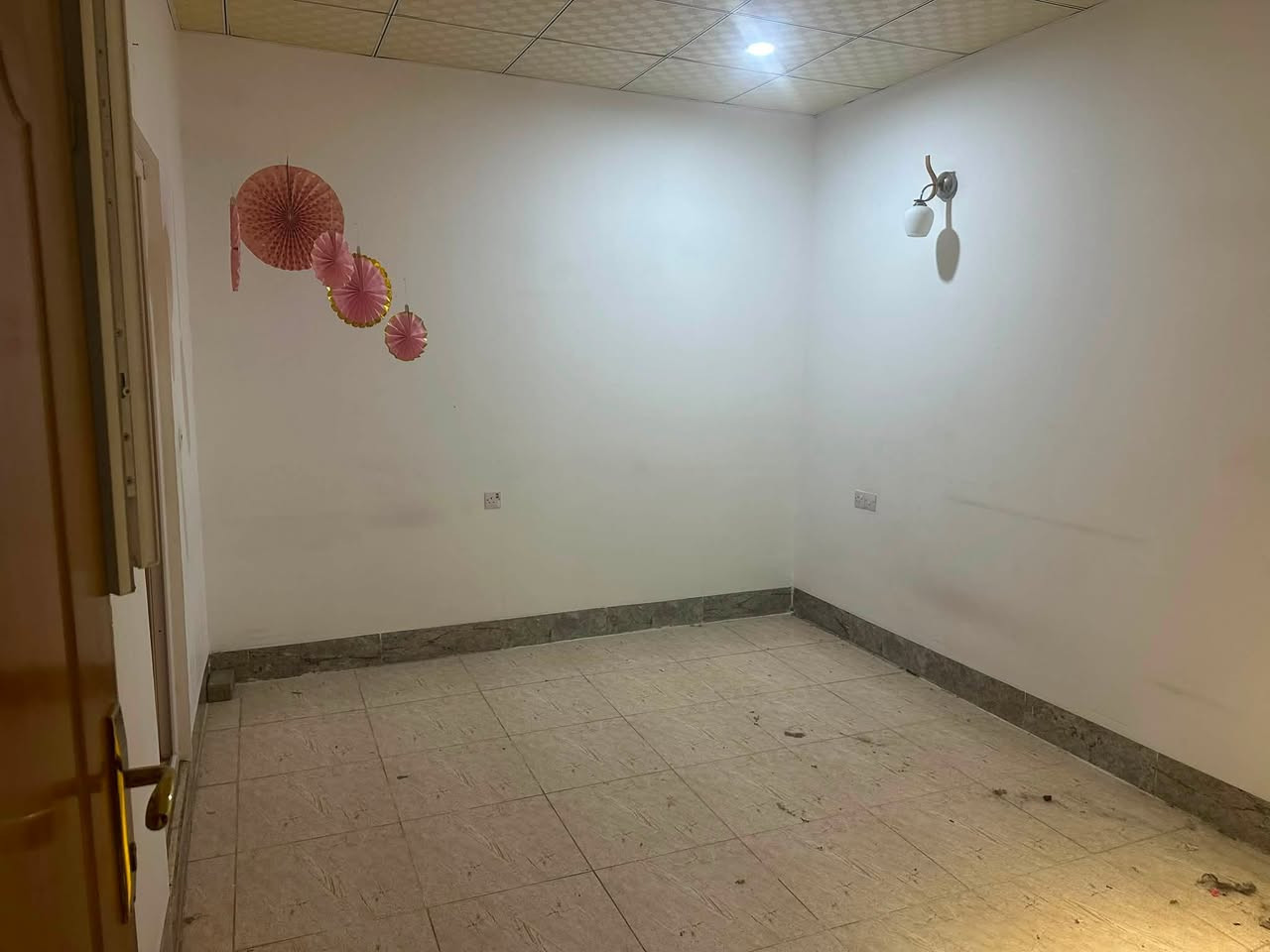 بيت للايجار ب ٥ حصاروك قرب اسايش حصاروك
البيت ١٢٥ م فلان مقابل حديقة
طابق الارضي مطبخ  استقبال صاله ١ غرفه نوم صحيات
طابق الثاني ٣ غرف نوم  و صحيات
الايجار ٤٥٠ الف
***********
