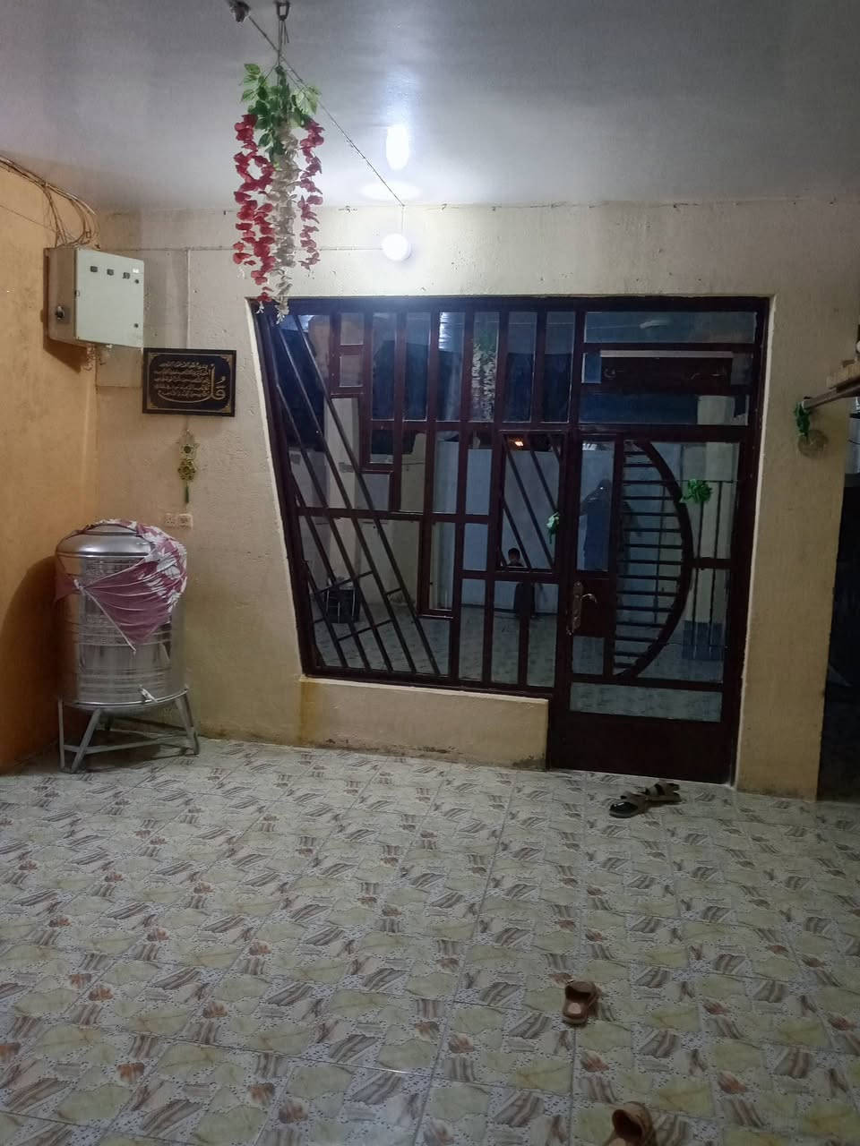 سلام عليكم بيت للبيع الصويرة طريق المطار مقابل معمل الحليب يتكون من ثلاث غرف وصالة ومطبخ واستقبال مساحته البيت الكليه 200 مكلف بنشر رقم صاحب البيت ***********
