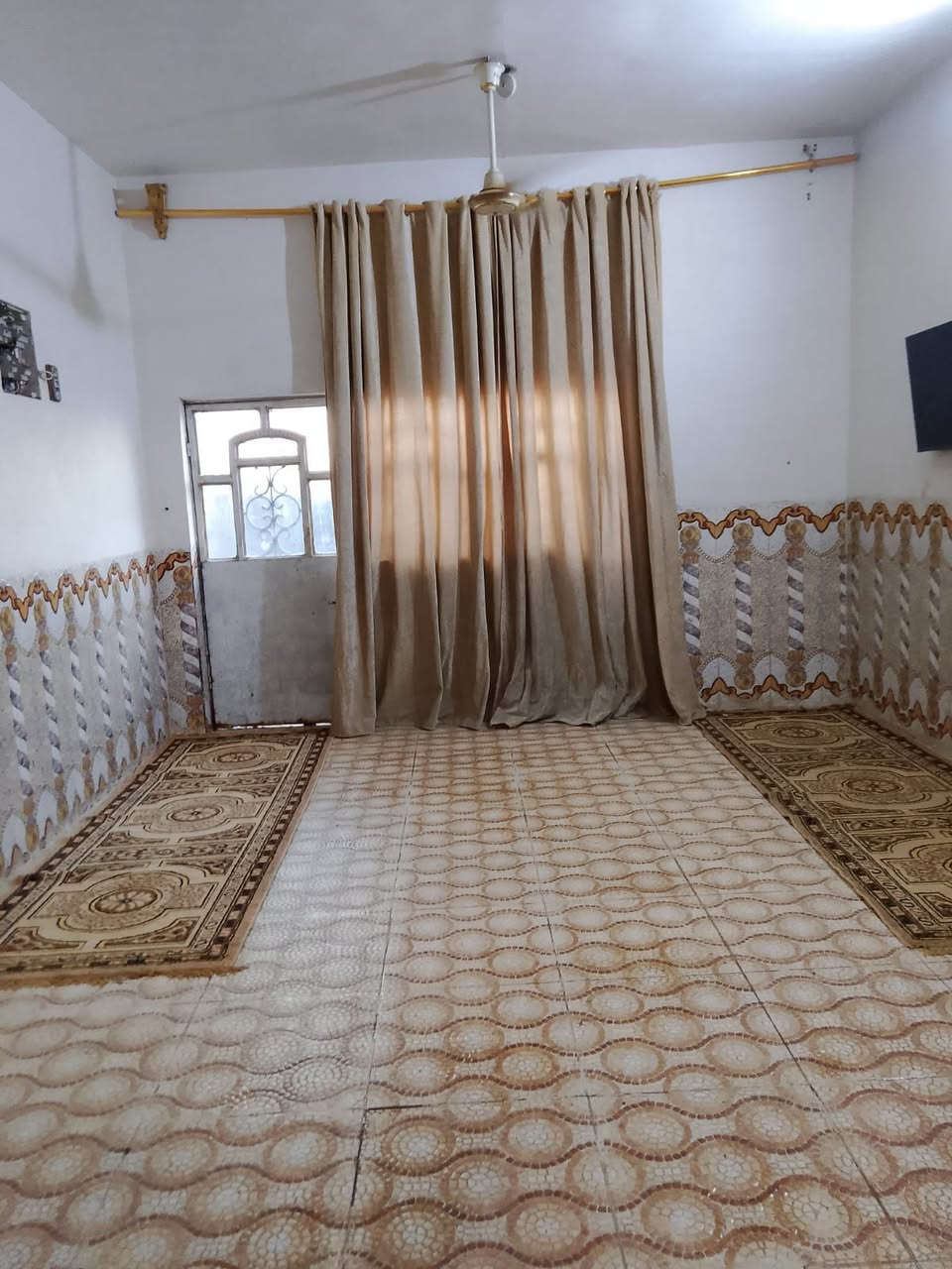 بيت بنواب الضباط النزلة الثانية خلف شارع البو گشي بشارع المساحة 250 متر 
يتكون من غرفتين ومطبخ وصالة واستقبال وصحيات داخلية وخارجيه ترك عله طول البيت سقف صب  البيت جاهز للسكن
مشمول بالتمليك 
دافع فلوس مجاري والصب عن قريب جداً 
السعر 35 قابل للتفاوض 
***********
