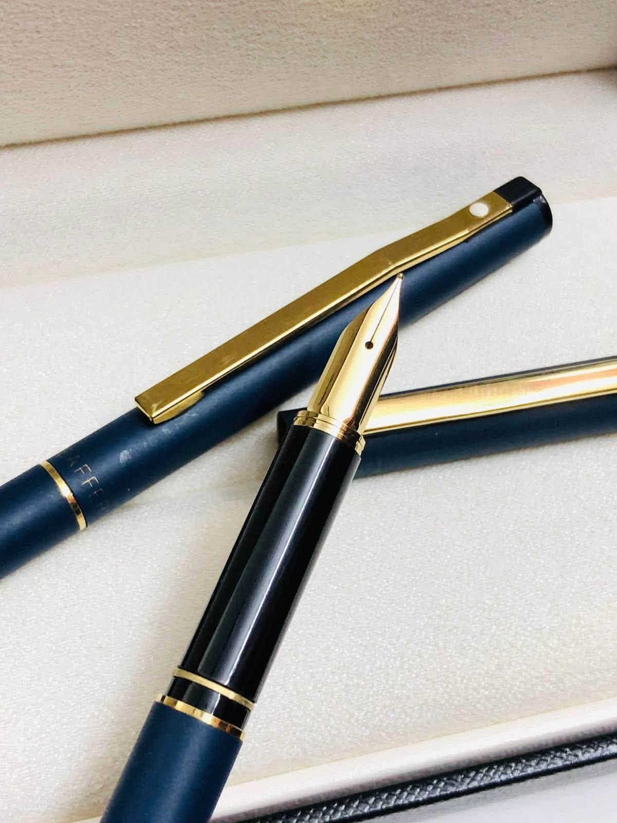 سيت أقلام شيفر ( Sheaffer) 
أمريكي اصلي انتاج الثمانينات 
حجري مع طلاء الذهب 
ريشه طلاء ذهب 
حبر - جاف - الحجم F  
السعر ٨٠  الف 
للاتصال ***********
