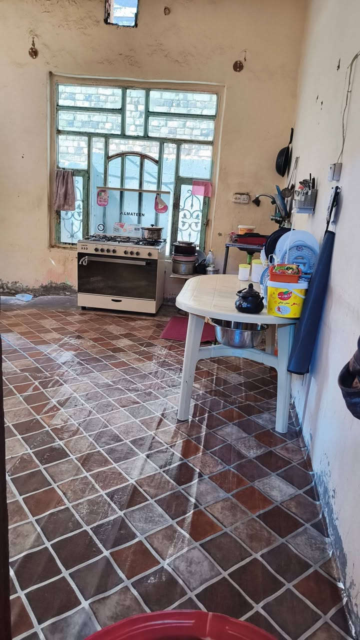 سلام عليكم بيت للبيع بحي زهراء يم ساحة الطف  يتكون البيت من غرفتين وصالتين واستقبال ومطبخ وصحيات خارجيه وداخليه ومدخل مساحة ٣٠٠متر طابوو زراعي سند ٢٥بناءطابوك ‏‪‏‪***********‬‏

