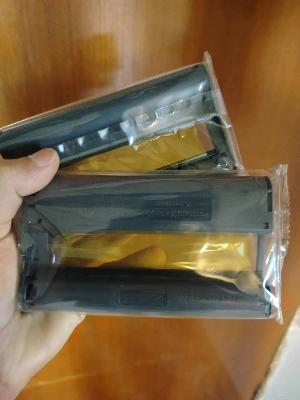 طابعة صور فوتوغرافية كانون سيلفي الأصلية | Canon SELPHY CP1500 (بحال الوكالة) 📸
​للبيع طابعة الصور الشهيرة من شركة كانون، تطبع صور استوديو بدقة وألوان خرافية وبثواني من موبايلك مباشرة. الجهاز نظيف جداً جداً واستخدام بسيط (لزكة الحماية الأصلية بعدها على الشاشة) وياها كارتونها.
​المواصفات والمميزات:
​اتصال لاسلكي (Wi-Fi): تطبع مباشرة وبكل سهولة من الموبايل (آيفون أو أندرويد) عن طريق التطبيق، وتدعم أيضاً الفلاش ميموري وميموري كارت (SD).
​جودة استوديو احترافية: تقنية الطباعة الحرارية الصبغية، تنزل طبقة حماية تخلي الصورة ضد المي والخدوش والبصمات وما يبهت لونها بمرور السنين.
​شاشة ملونة وأزرار تحكم: حتى تعاين وتعدل الصورة قبل لا تطبعها.
​أحجام متنوعة: تطبع قياس كارت بوستال قياسي (10×15 سم)، وصور الجوازات والمعاملات والملصقات المصغرة.
​حجم صغير وأنيق: تصميم عصري وخفيف تكدر تاخذه وياك لأي مناسبة أو سفرة وتطبع ذكرياتك بلحظتها.
​💰 السعر: 130 ألف دينار (وبيها مجال للشراي حق الجية).
📍 الموقع: [حي الغفران]
📩 للتواصل: راسلني خاص أو على الرقم‏‪***********‬‏