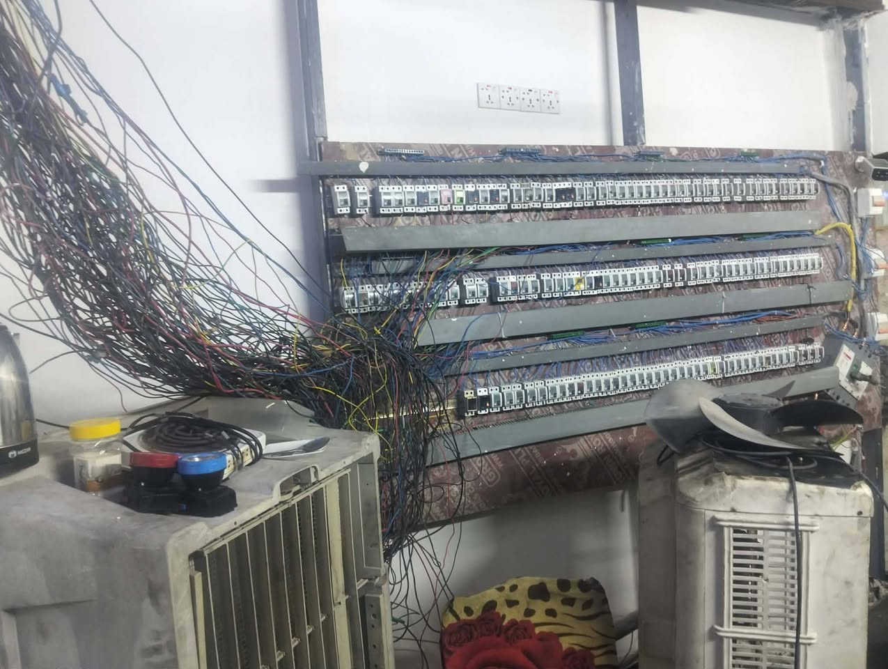 السلام عليكم موقع للبيع بغداد حي النصر شارع المستوصف
حمل 750 بي مكاين 3 شتاير 2 وكمنز وحدة تانكي ابو 15 الف مبردات وحدة عملاقة وثنين صغار 

حصة كاز 250 كيفي حكومية 

الارض مو ايجار 

موقع جاهز برغي متصرف عليه 

***********
